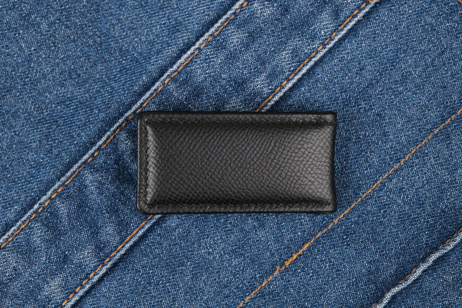 Ảnh Lifestyle Kẹp tiền da Epsom màu đen hít nam châm - Koi Leather