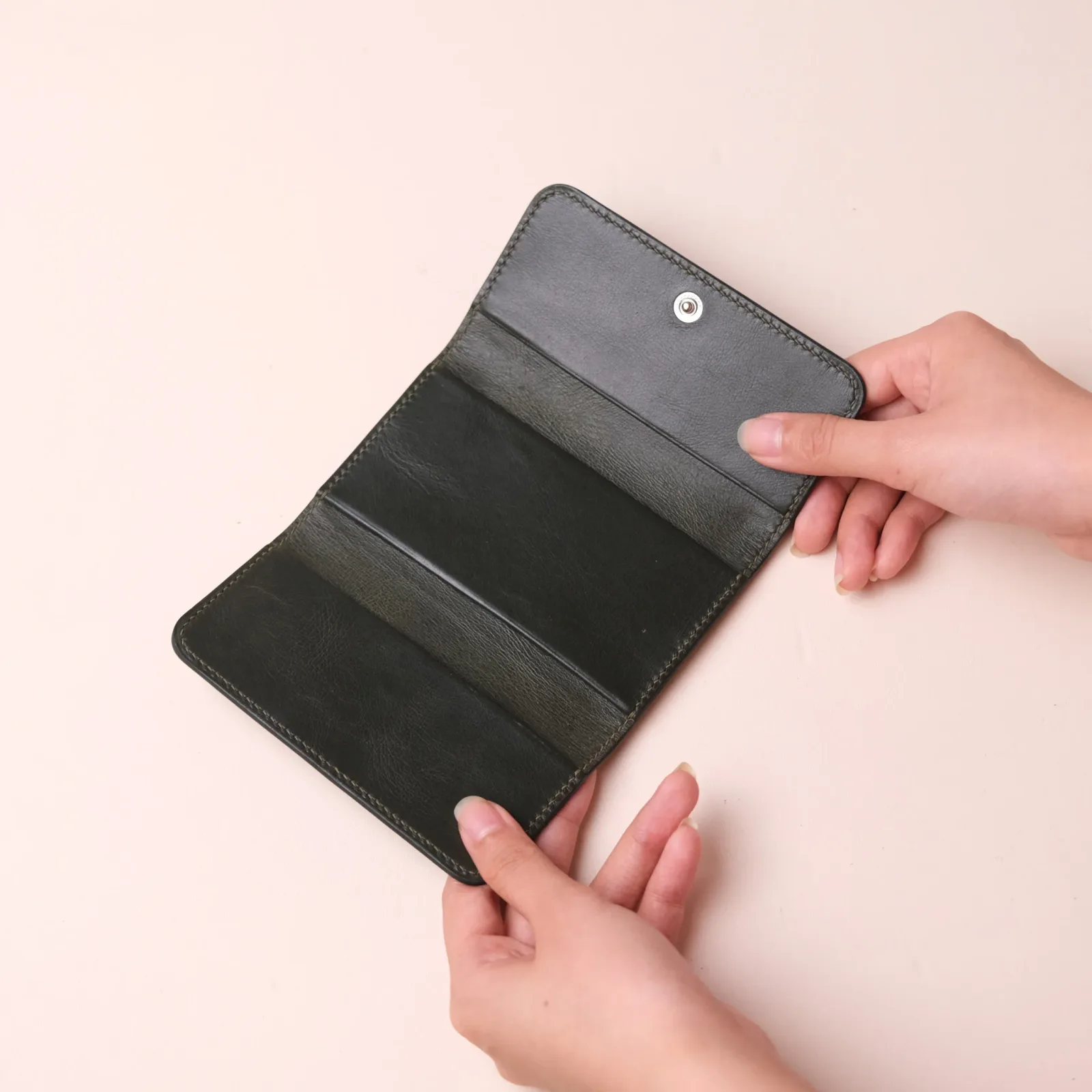 Ảnh Studio Ví gập - KOI Leather