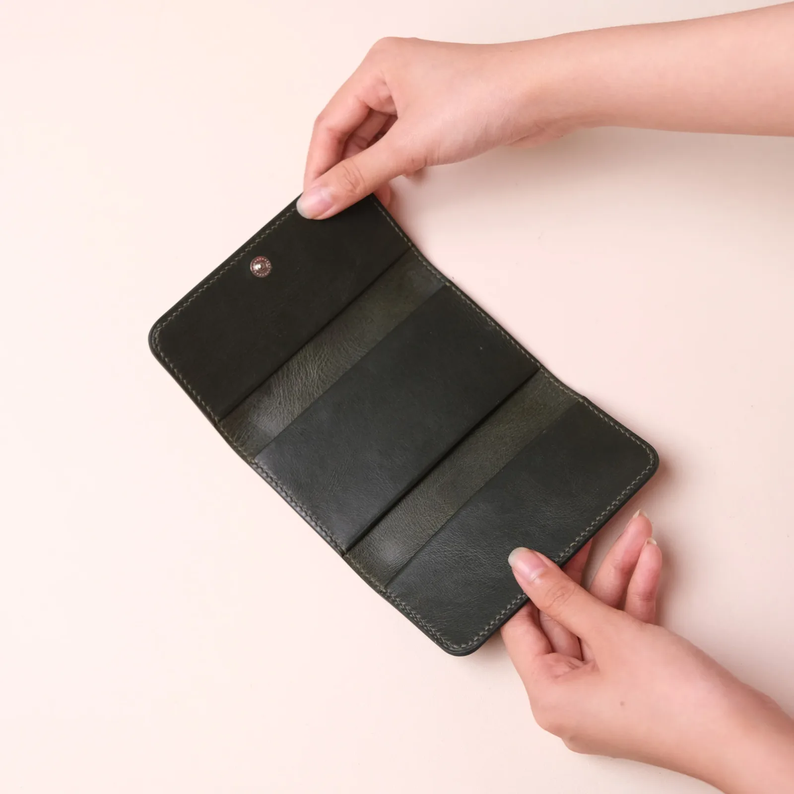 Ảnh Studio Ví gập - KOI Leather