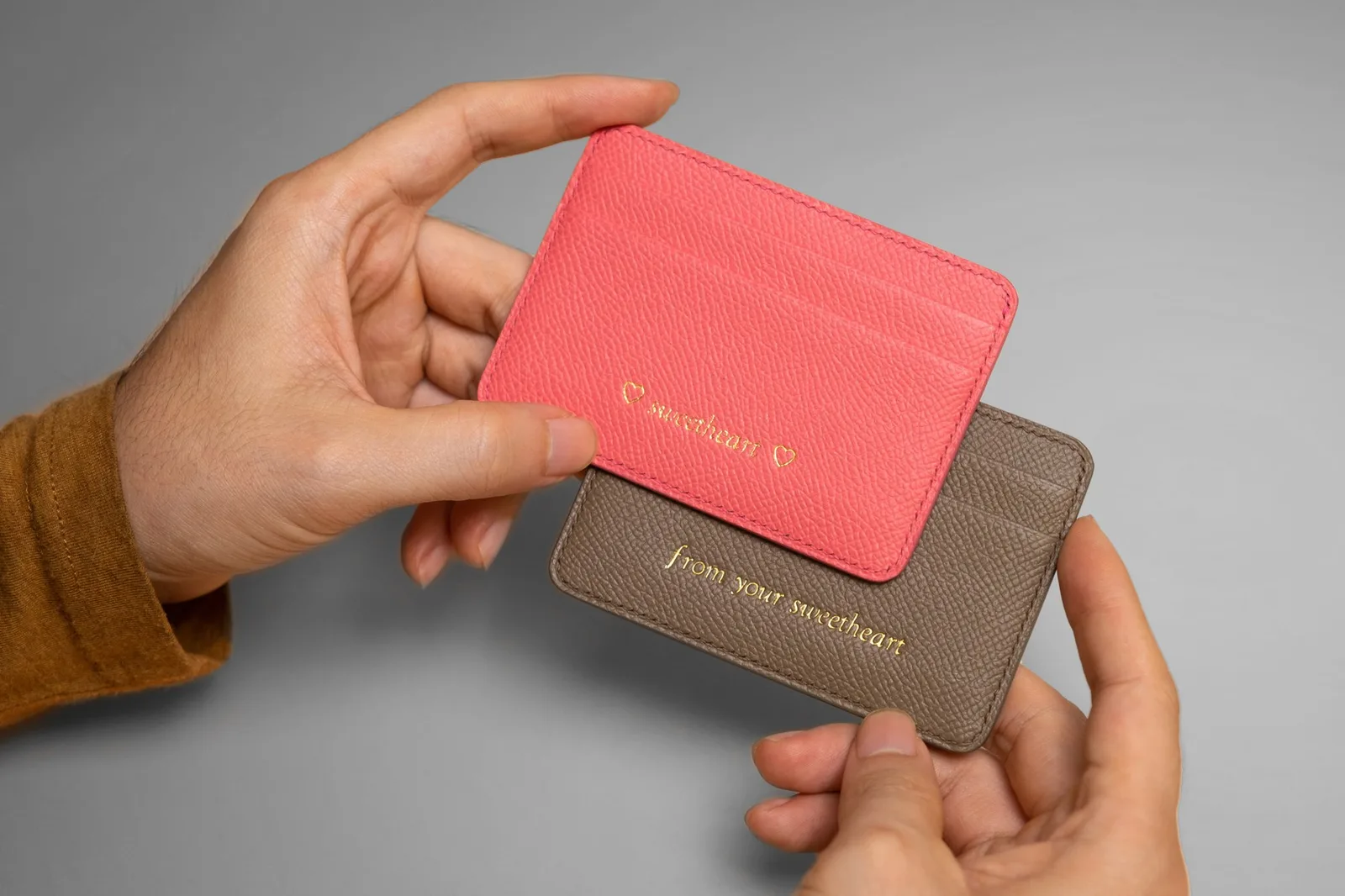 Ảnh Lifestyle Cặp ví đựng thẻ da Epsom màu hồng và xám - Koi Leather