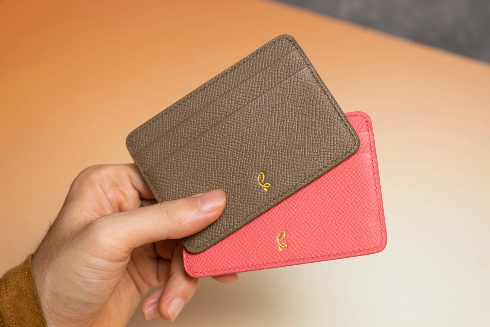 Ảnh Lifestyle Cặp ví đựng thẻ da Epsom màu hồng và xám - Koi Leather