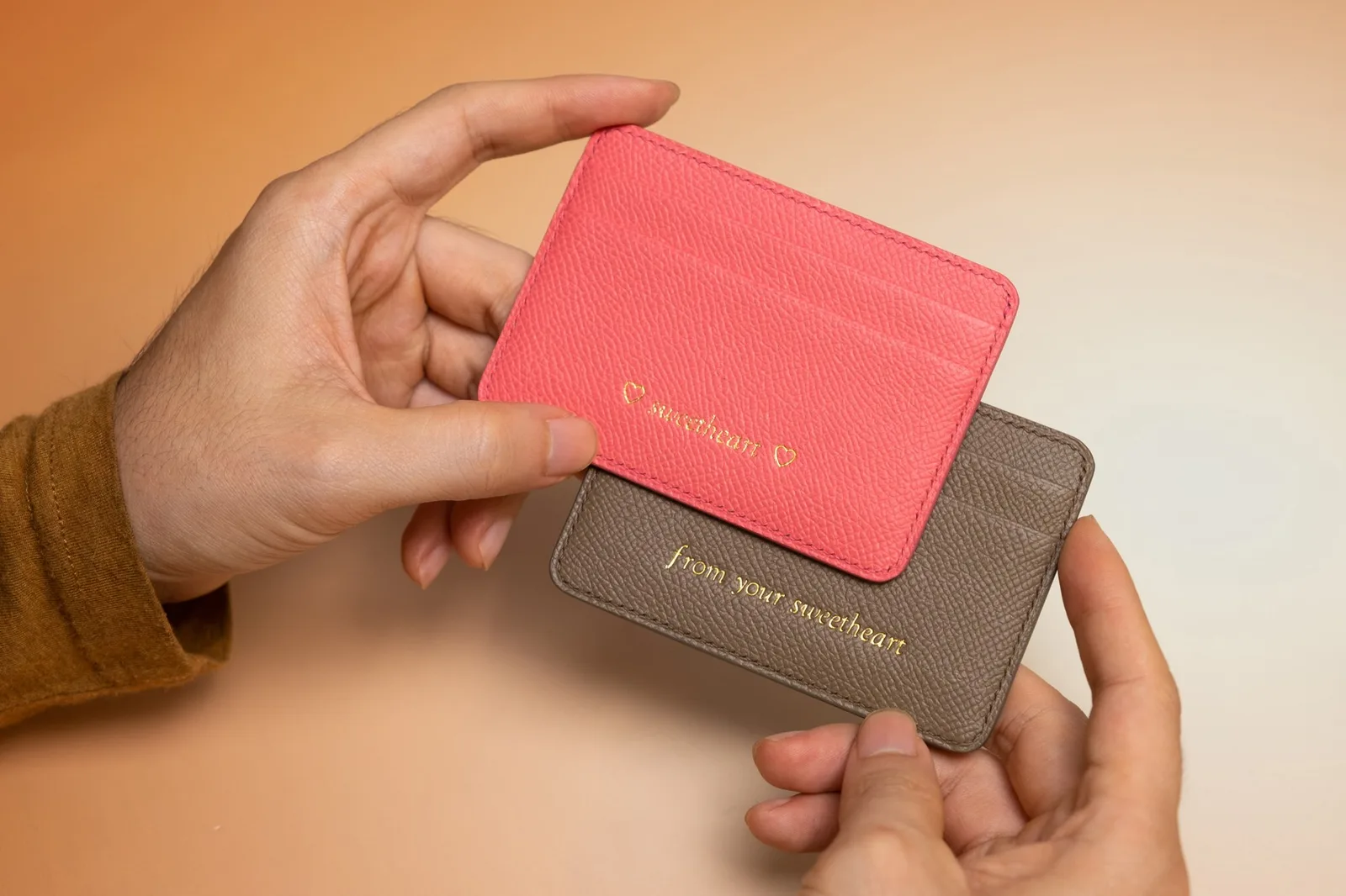 Ảnh Lifestyle Cặp ví đựng thẻ da Epsom màu hồng và xám - Koi Leather