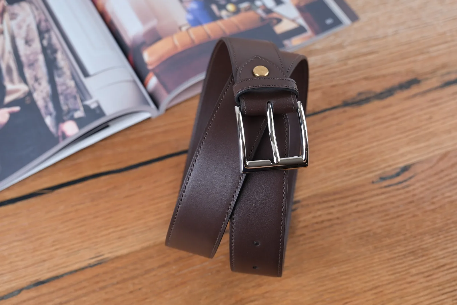 Ảnh Lifestyle Dây lưng da bò màu nâu đậm khóa kim bạc - Koi Leather