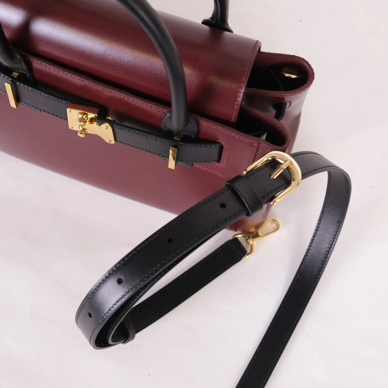 Ảnh Studio Túi xách da Box Calf màu đỏ burgundy phối quai đen - Koi Leather