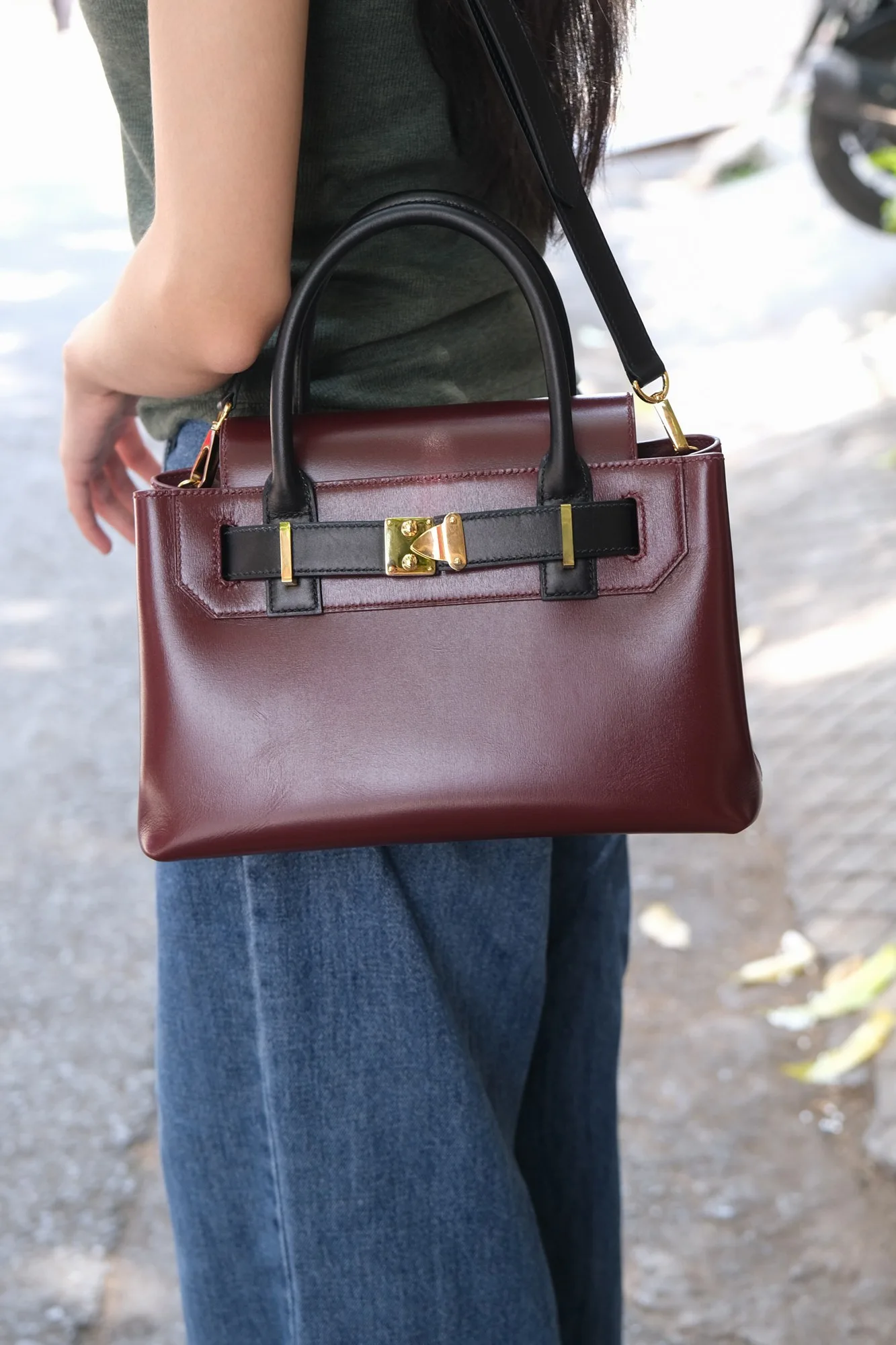 Ảnh Lifestyle Túi xách da Box Calf màu đỏ burgundy phối quai đen - Koi Leather