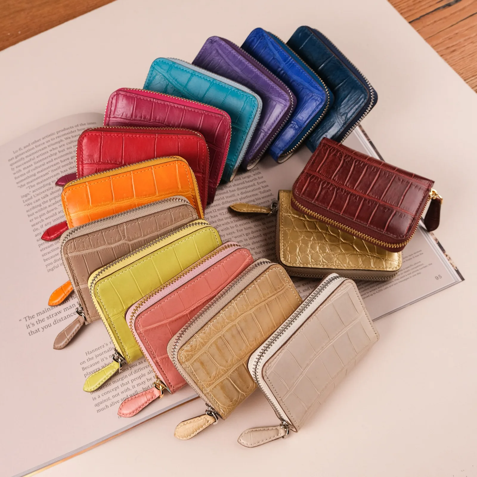 Ảnh Studio Ví zip mini da cá sấu nhiều màu dáng kéo khóa - Koi Leather