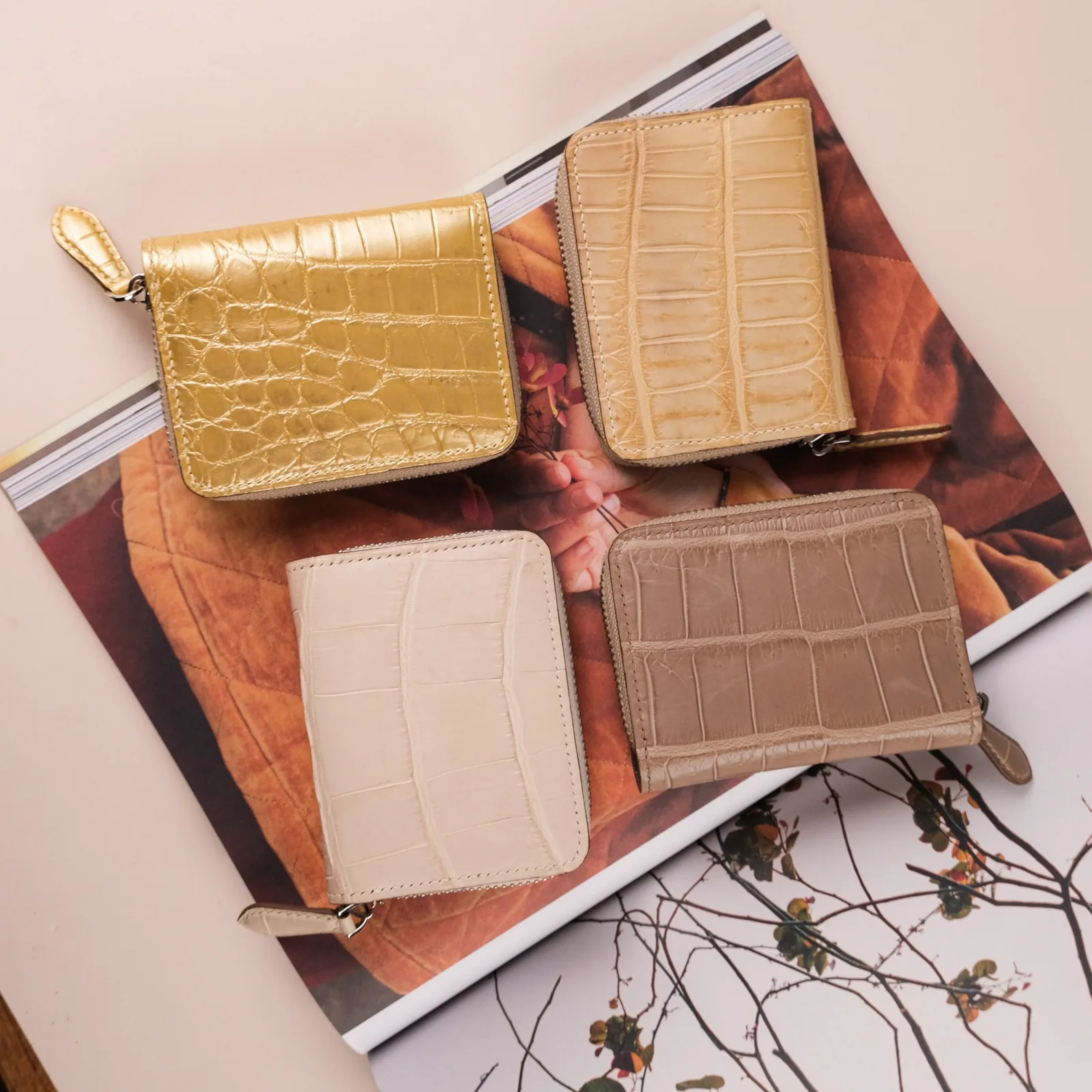 Ảnh Studio Ví zip mini da cá sấu nhiều màu dáng kéo khóa - Koi Leather