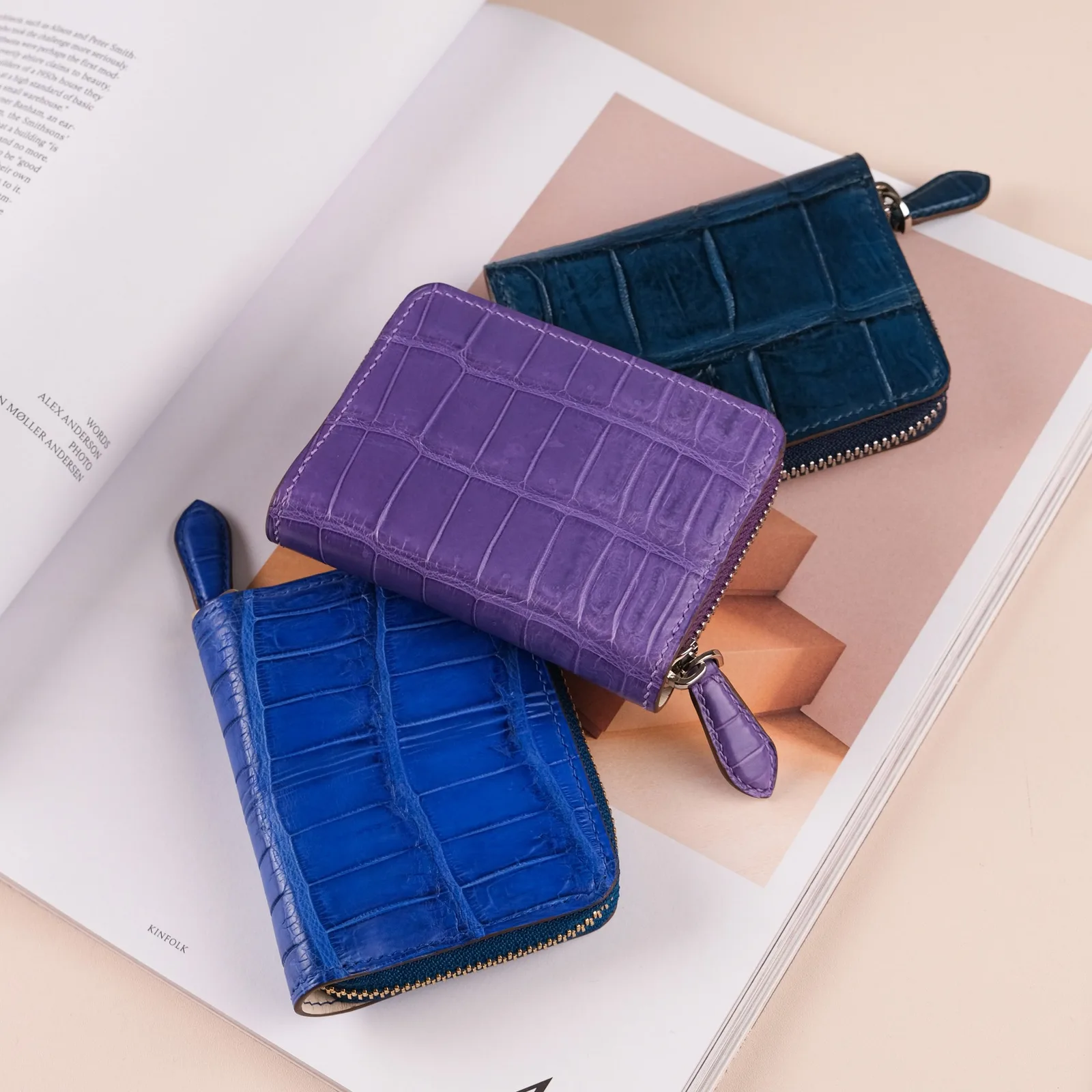 Ảnh Studio Ví zip mini da cá sấu nhiều màu dáng kéo khóa - Koi Leather