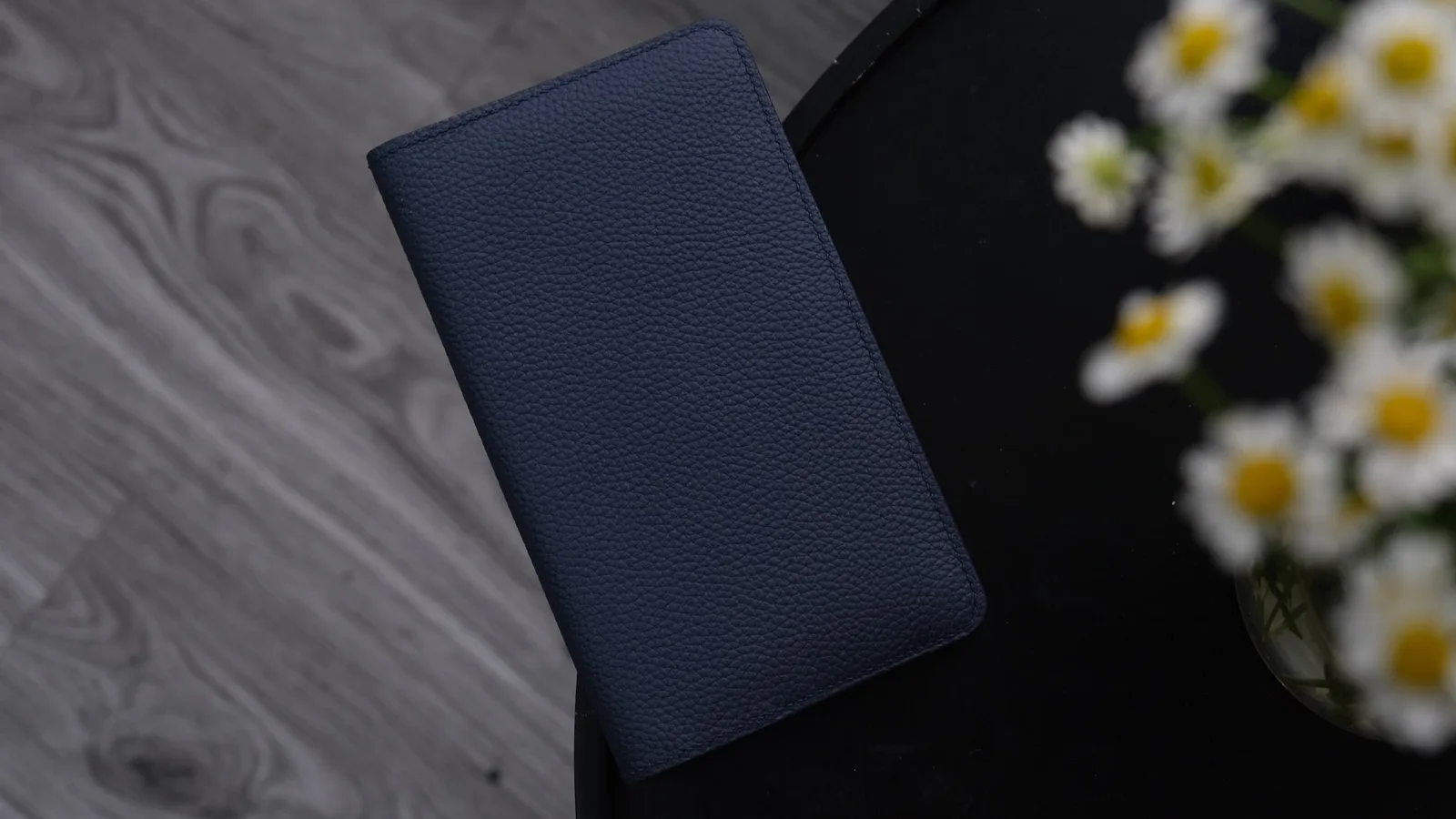 Ảnh Lifestyle Bao da laptop da bò hạt màu xanh navy - Koi Leather