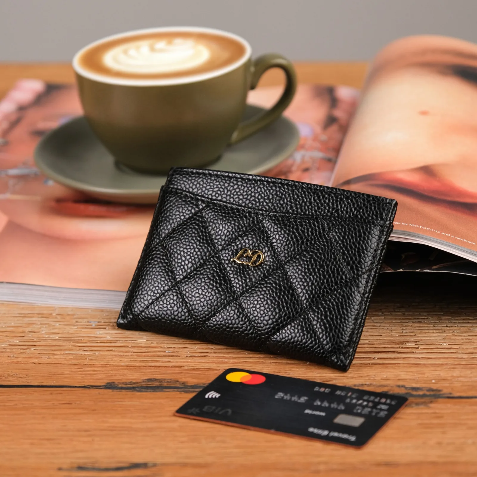 Ảnh Lifestyle Ví đựng thẻ da Caviar chần trám màu đen - Koi Leather