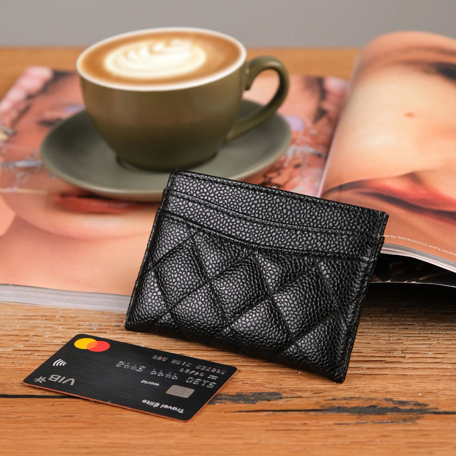 Ảnh Lifestyle Ví đựng thẻ da Caviar chần trám màu đen - Koi Leather