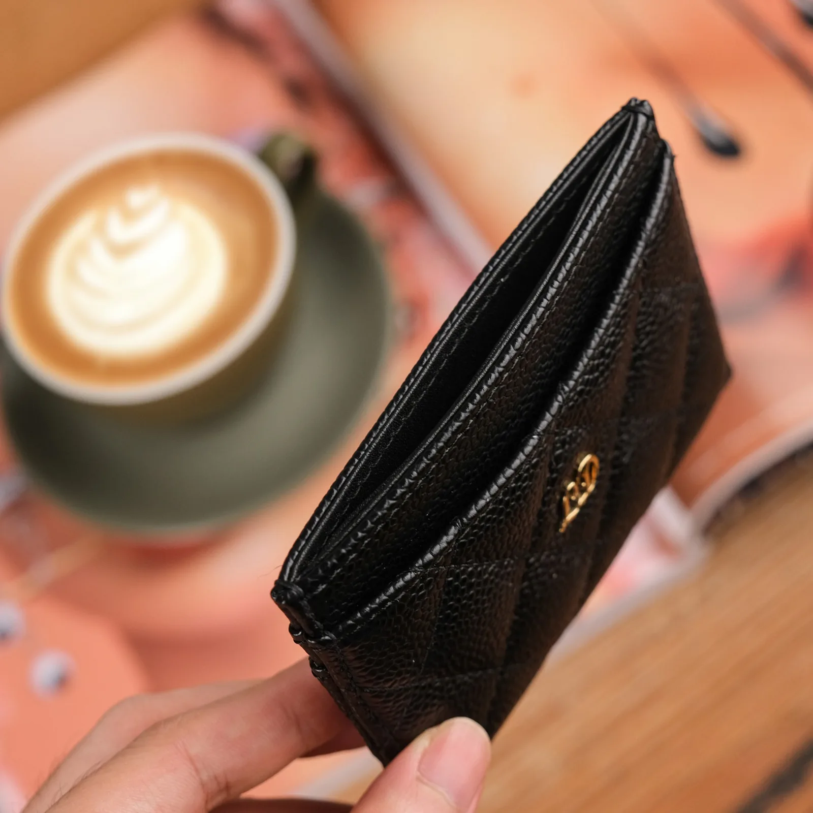 Ảnh Studio Ví đựng thẻ da Caviar chần trám màu đen - Koi Leather