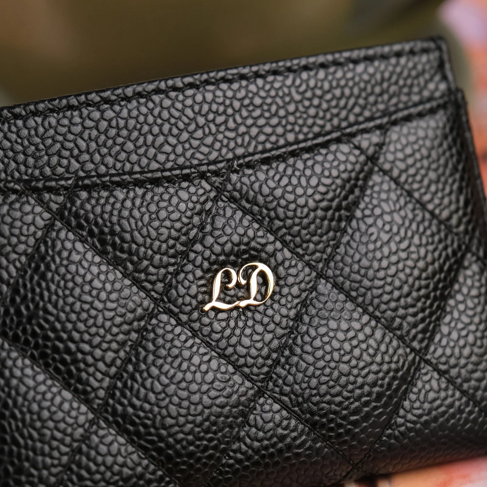 Ảnh Ví đựng thẻ da Caviar chần trám màu đen - Koi Leather
