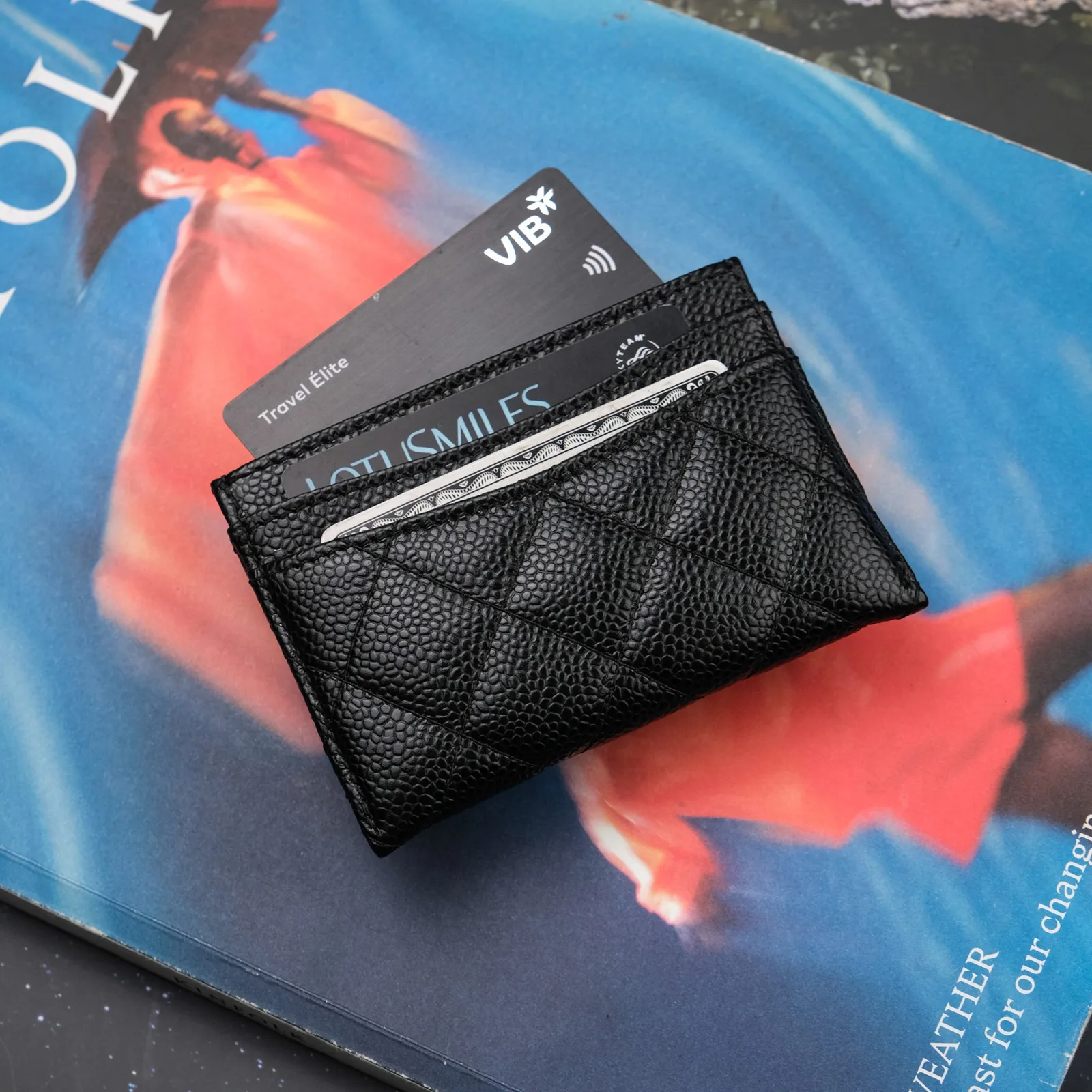 Ảnh Lifestyle Ví đựng thẻ da Caviar chần trám màu đen - Koi Leather