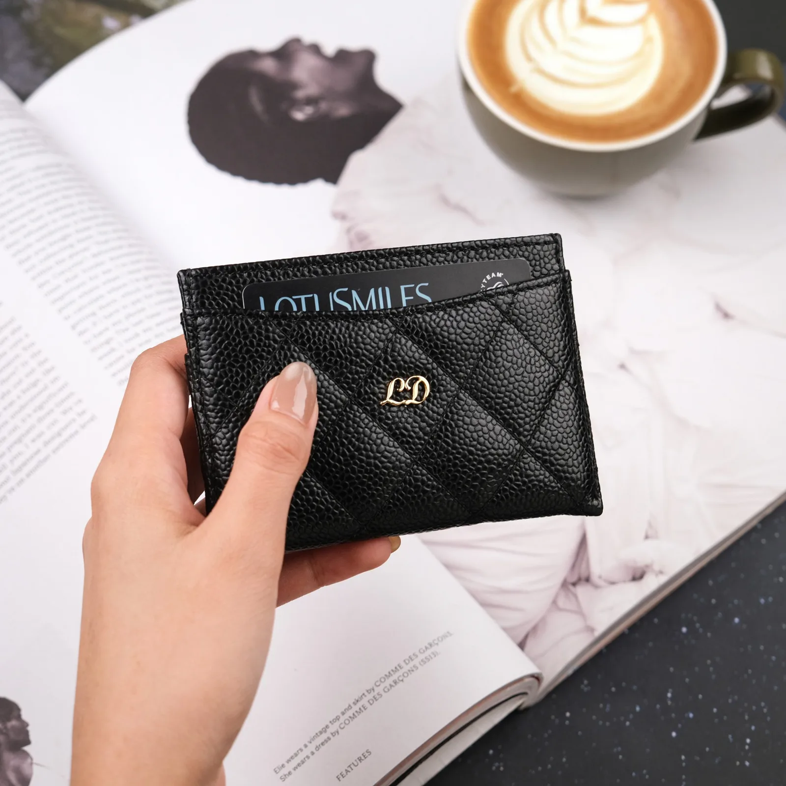 Ảnh Lifestyle Ví đựng thẻ da Caviar chần trám màu đen - Koi Leather