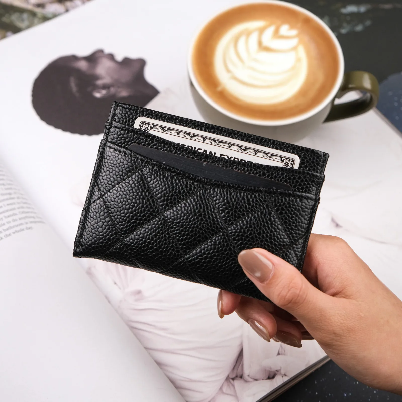 Ảnh Lifestyle Ví đựng thẻ da Caviar chần trám màu đen - Koi Leather