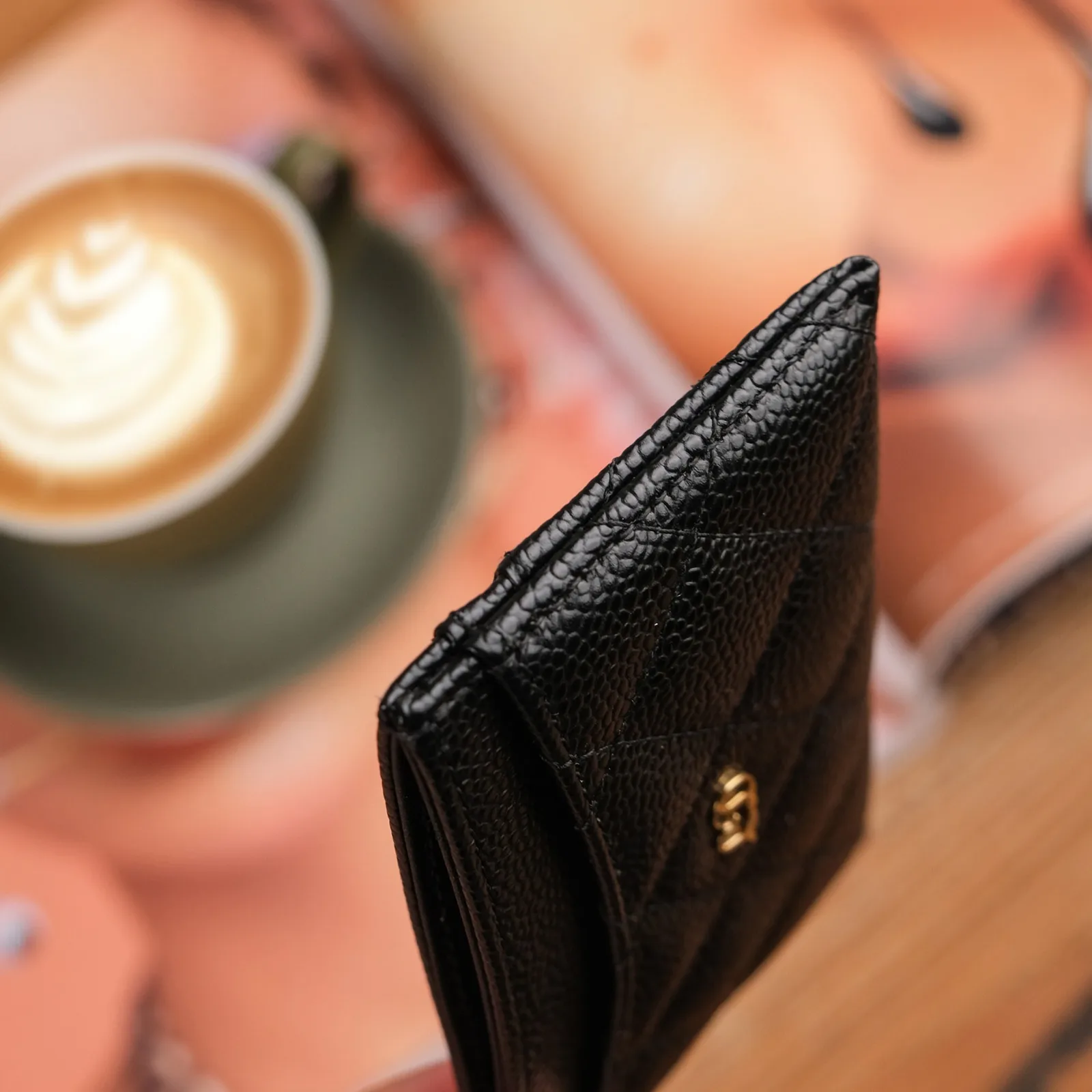 Ảnh Studio Ví đựng thẻ da Caviar chần trám màu đen - Koi Leather