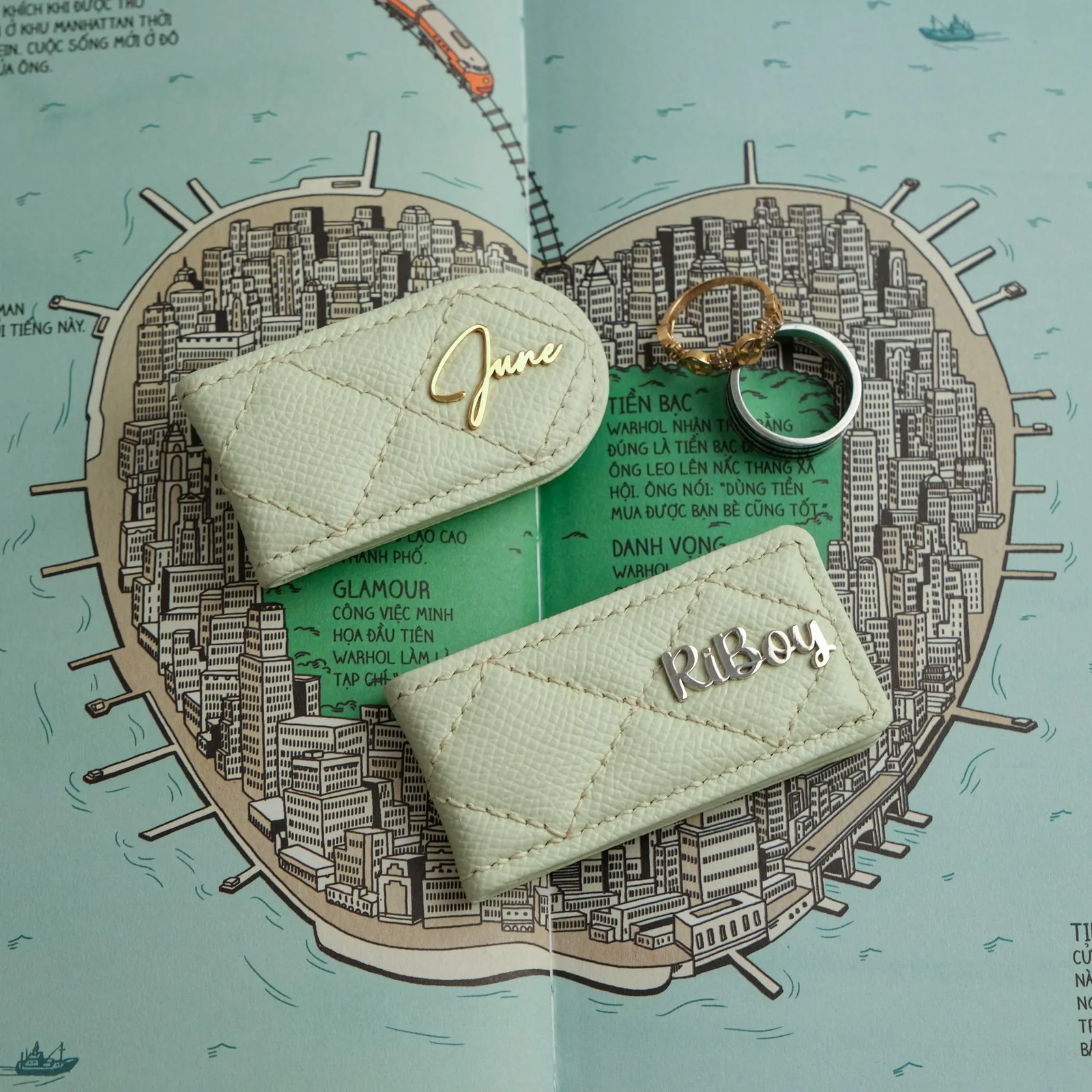 Ảnh Lifestyle Kẹp tiền nam châm da Epsom xanh mint chần trám - Koi Leather