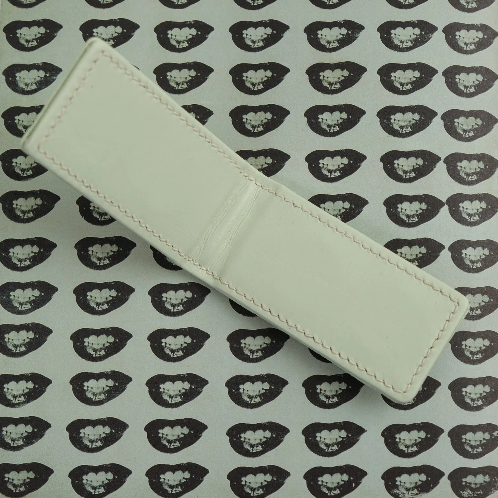 Ảnh Studio Kẹp tiền nam châm da Epsom xanh mint chần trám - Koi Leather