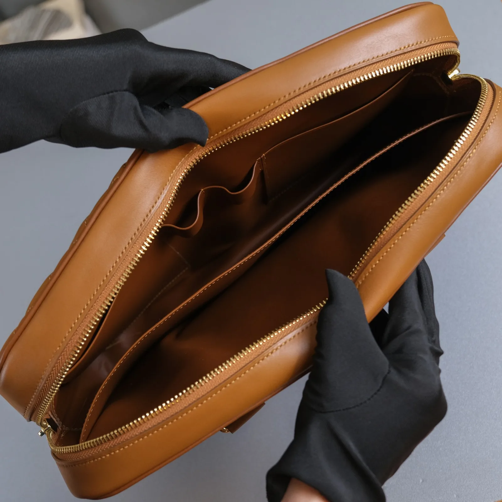 Ảnh Studio Túi laptop da bò màu vàng bò chần trám - Koi Leather