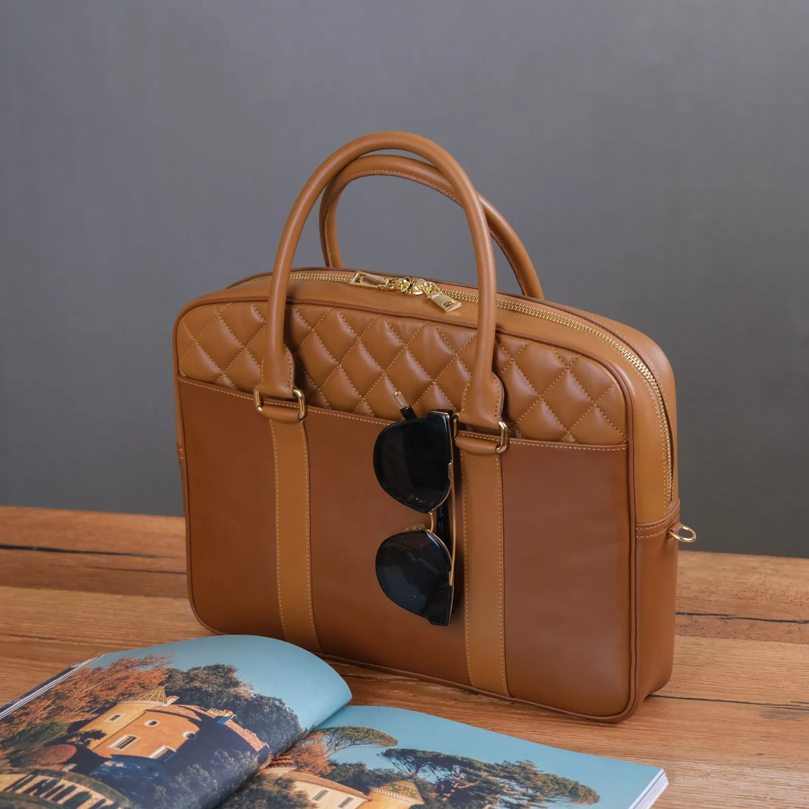Ảnh Lifestyle Túi laptop da bò màu vàng bò chần trám - Koi Leather