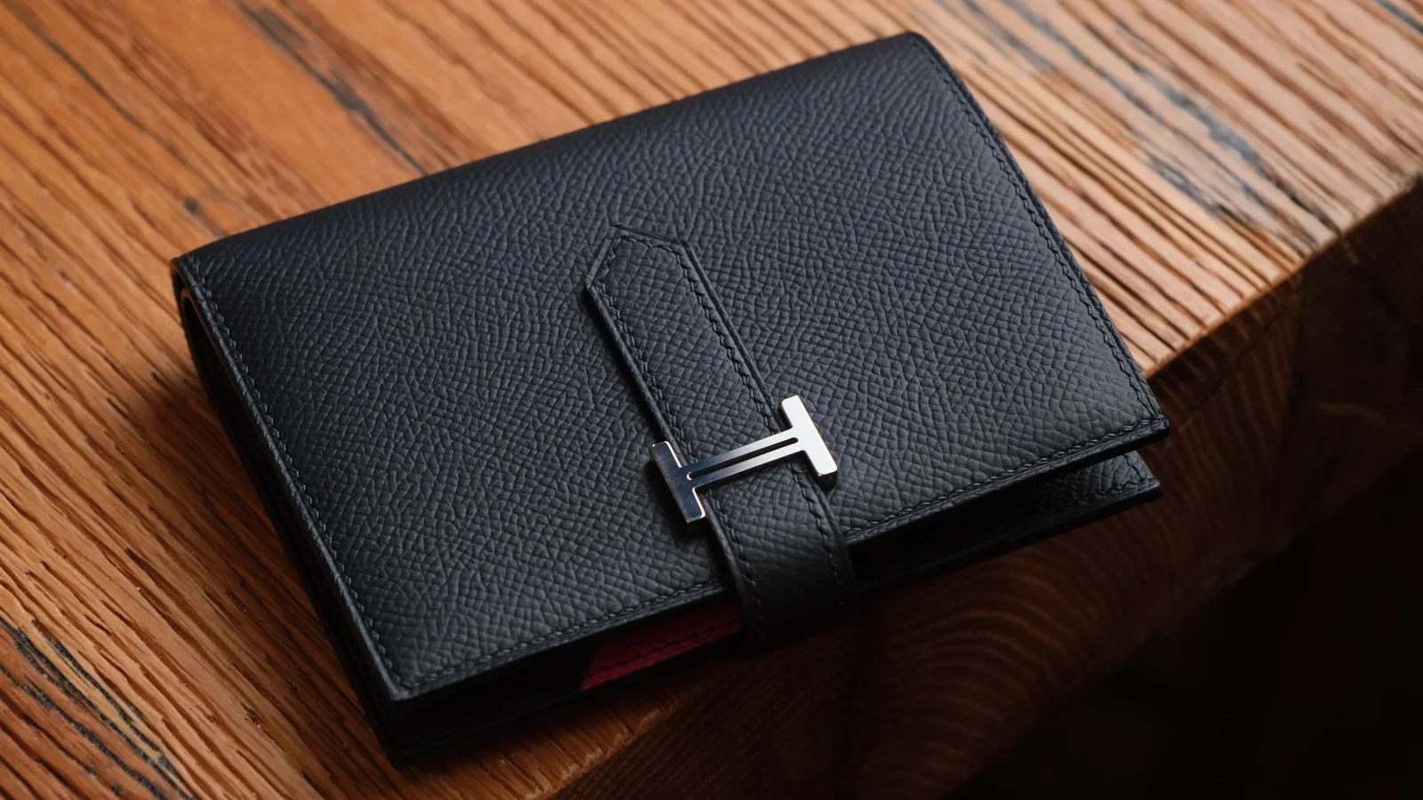 Ảnh Studio Ví gập da Epsom xanh navy phối đầu ngựa hồng - Koi Leather