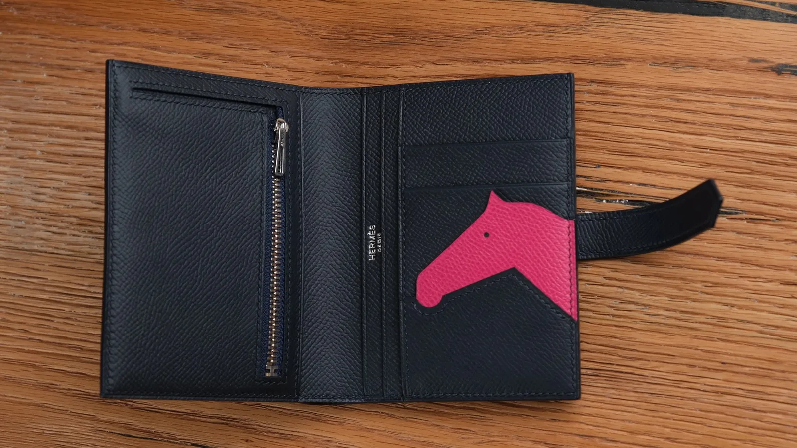 Ảnh Studio Ví gập da Epsom xanh navy phối đầu ngựa hồng - Koi Leather