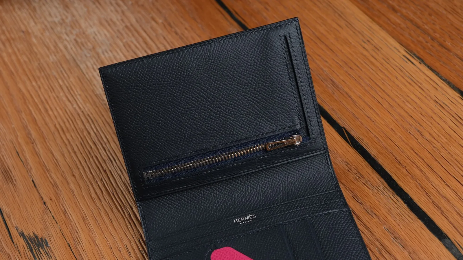 Ảnh Studio Ví gập da Epsom xanh navy phối đầu ngựa hồng - Koi Leather
