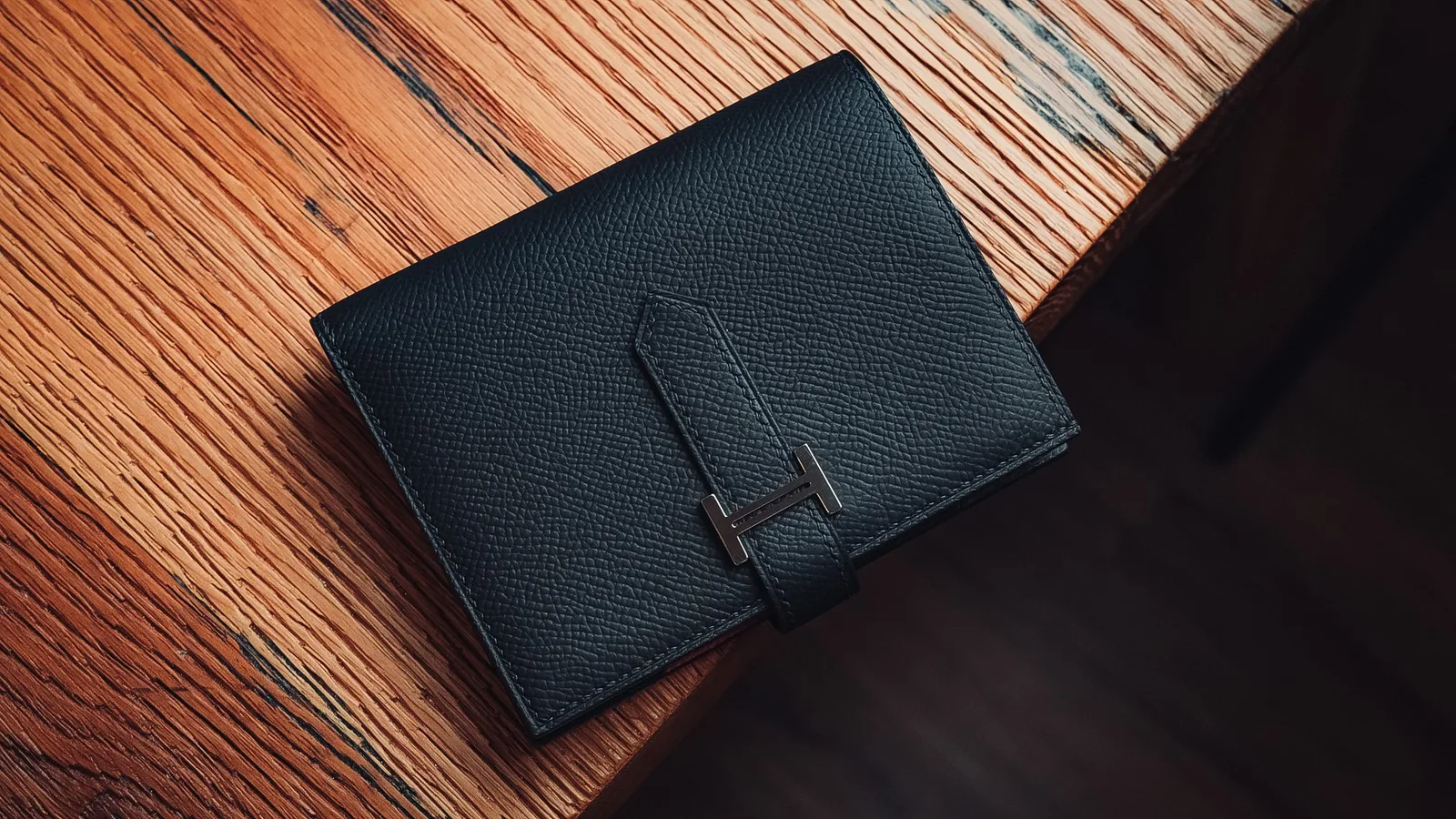 Ảnh Studio Ví gập da Epsom xanh navy phối đầu ngựa hồng - Koi Leather