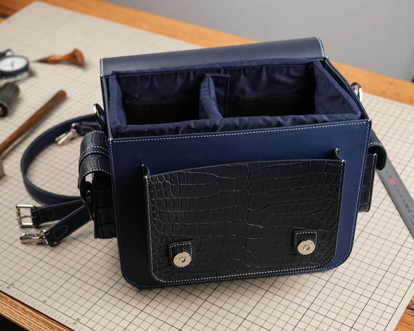 Ảnh Studio Túi máy ảnh da Epsom phối cá sấu màu xanh navy - Koi Leather