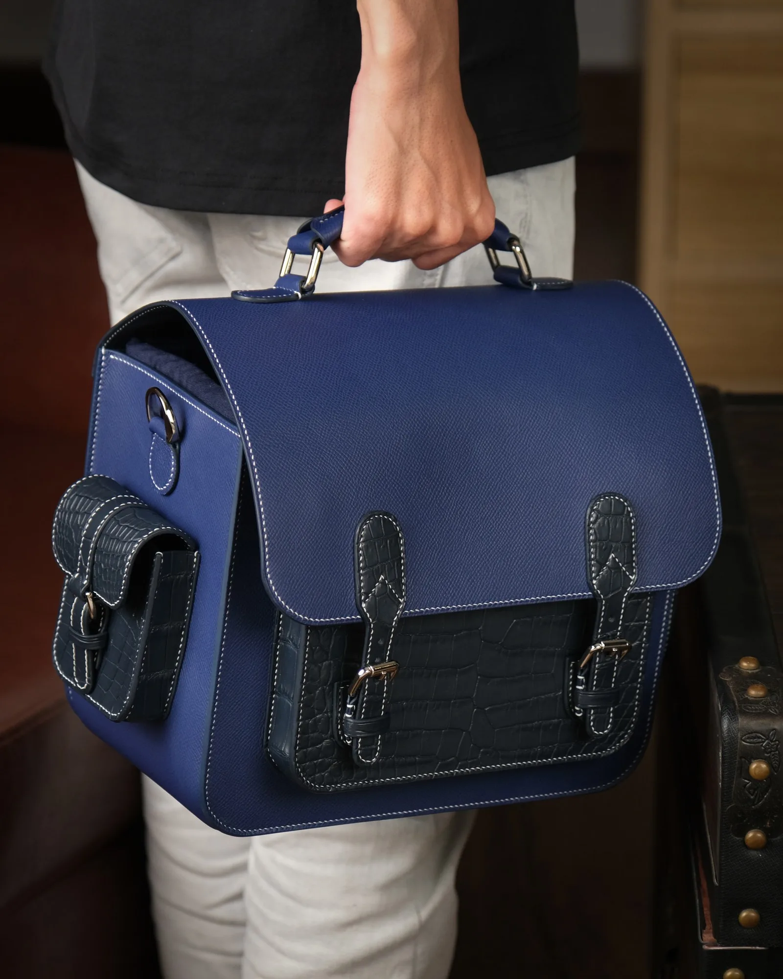 Ảnh Lifestyle Túi máy ảnh da Epsom phối cá sấu màu xanh navy - Koi Leather