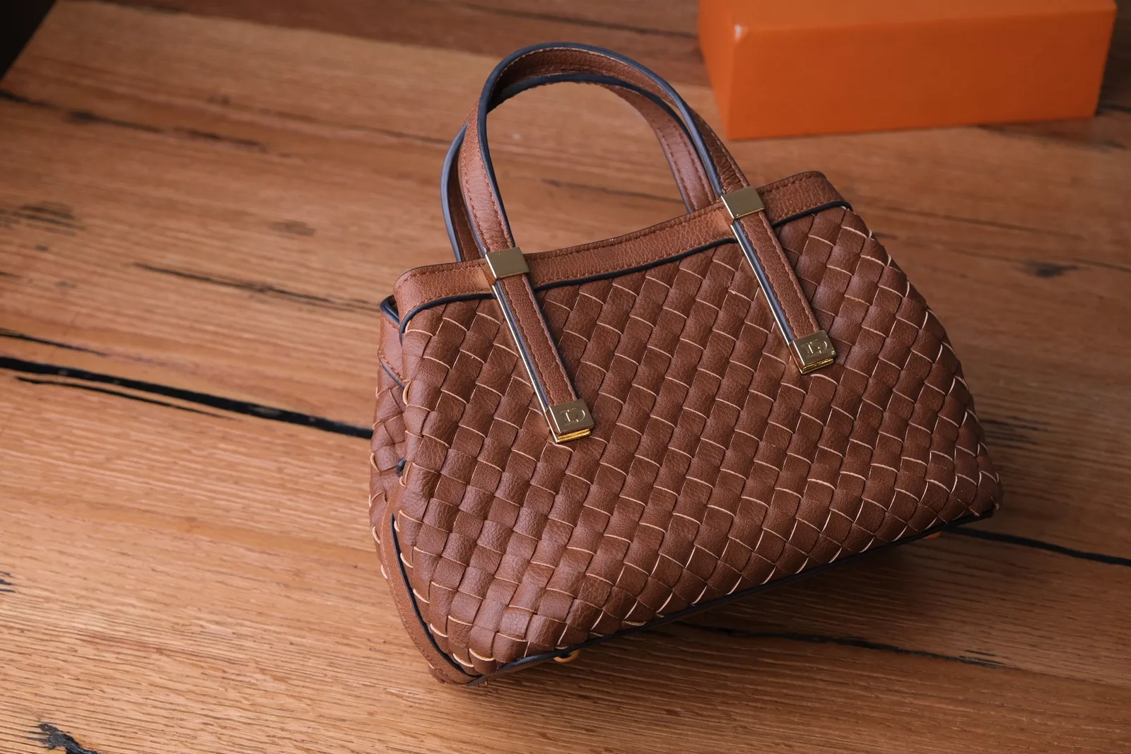 Ảnh Studio Túi xách da bò đan thủ công màu nâu quai cầm - Koi Leather