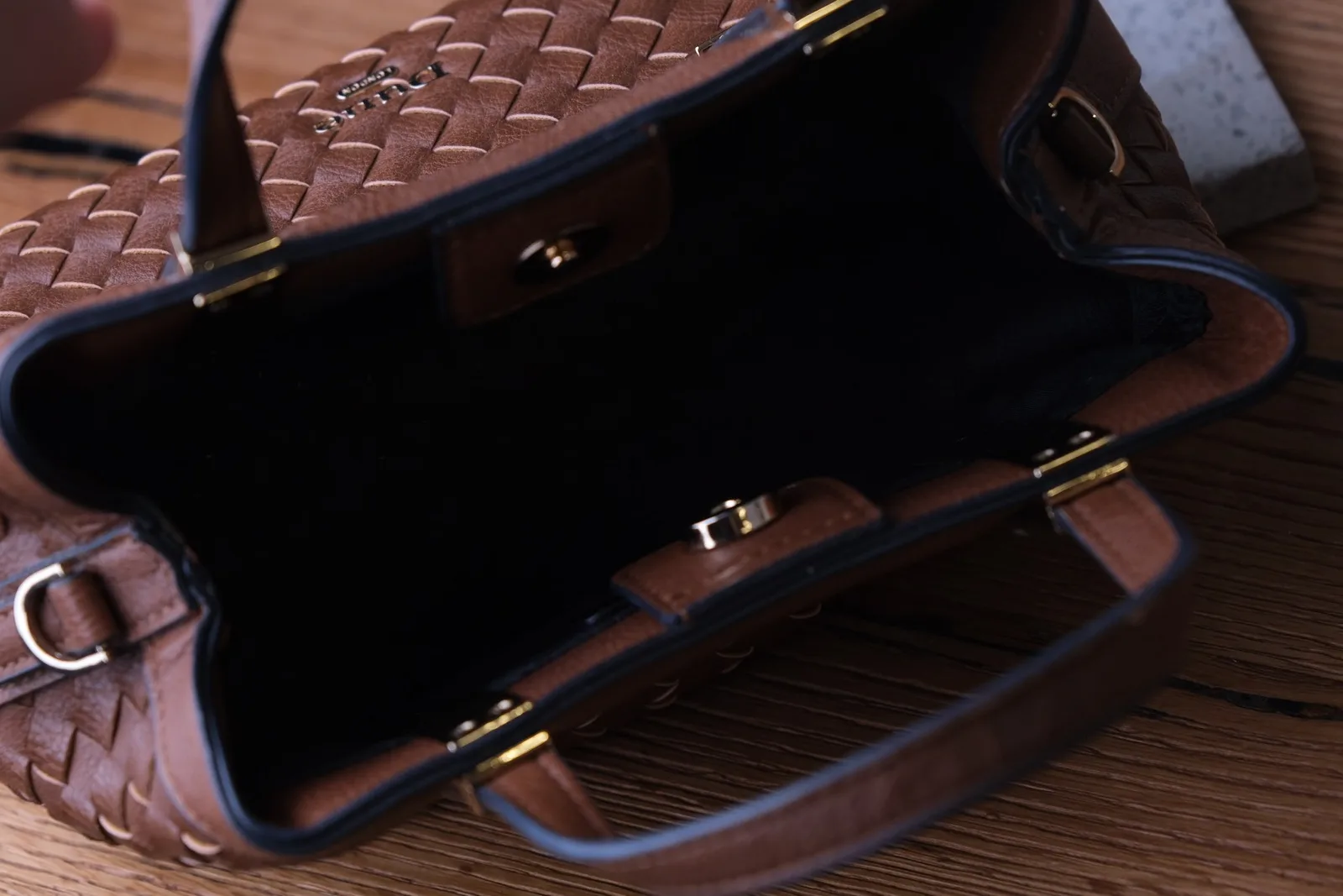 Ảnh Studio Túi xách da bò đan thủ công màu nâu quai cầm - Koi Leather