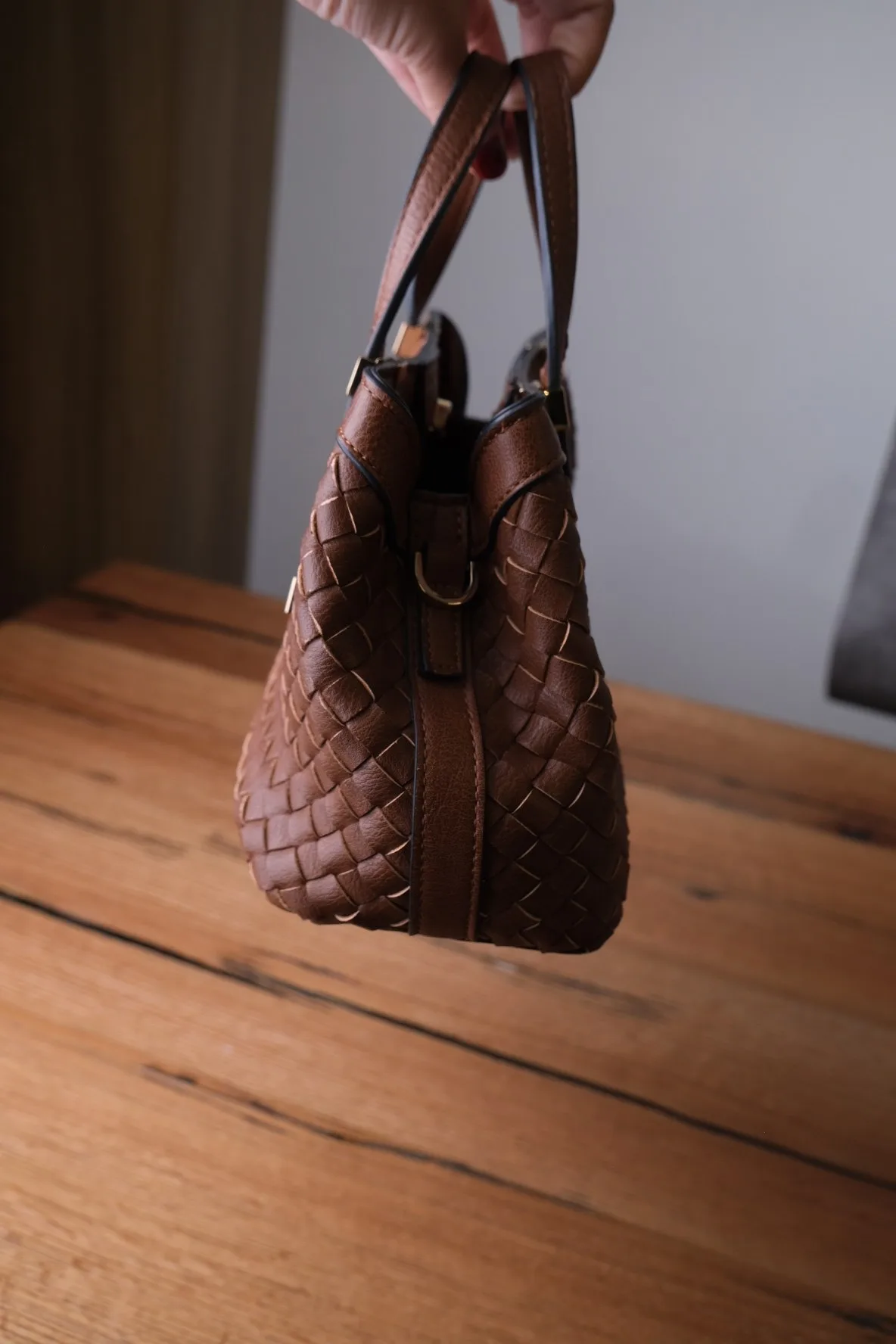 Ảnh Lifestyle Túi xách da bò đan thủ công màu nâu quai cầm - Koi Leather