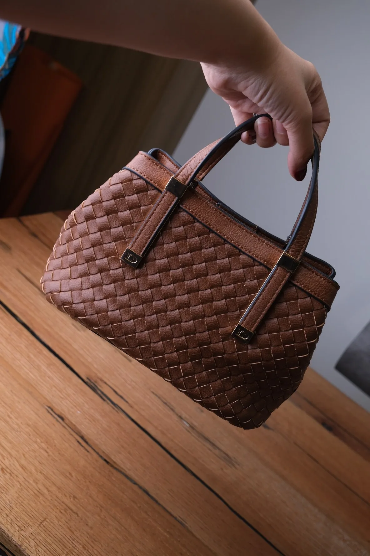 Ảnh Lifestyle Túi xách da bò đan thủ công màu nâu quai cầm - Koi Leather