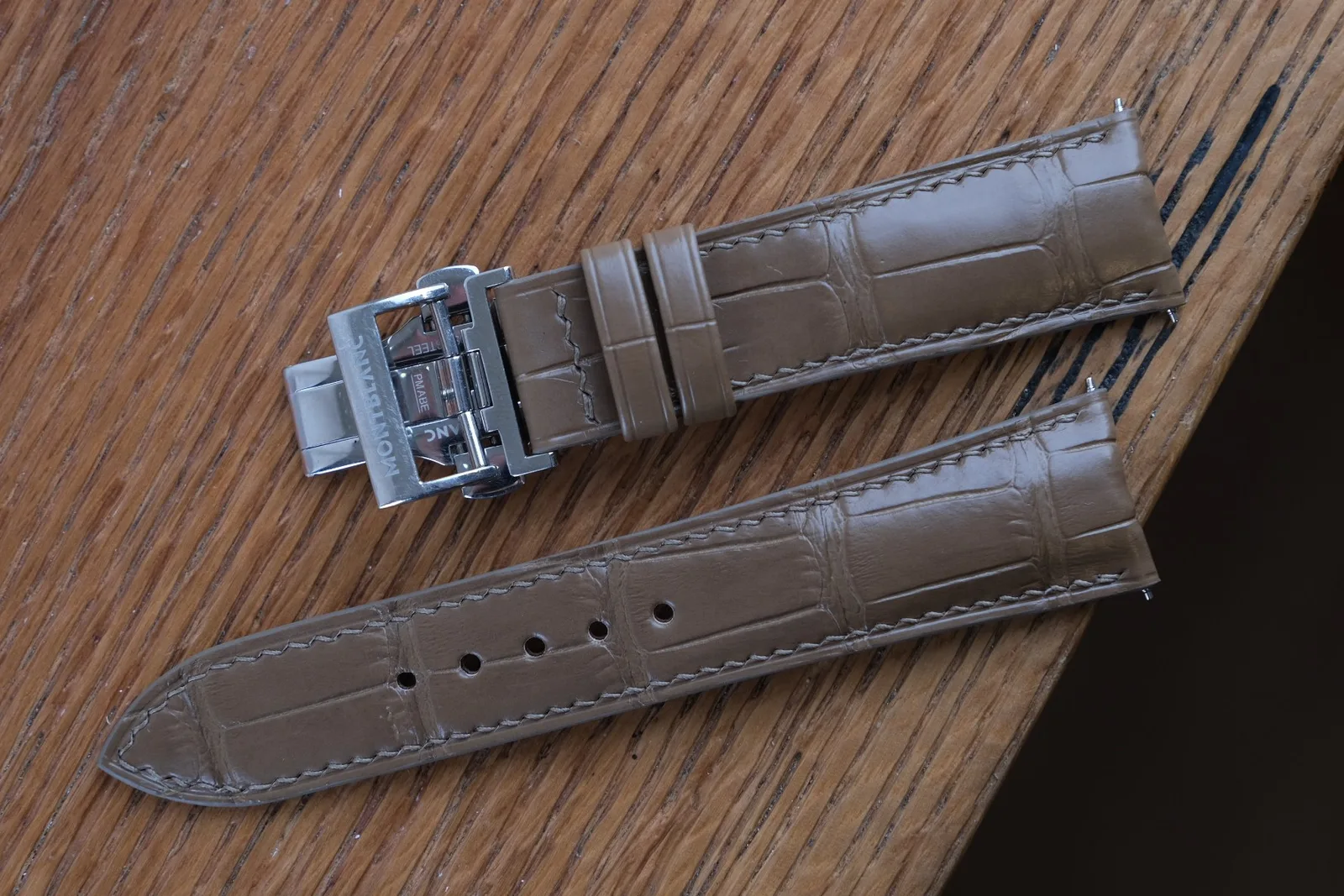 Ảnh Studio Dây đồng hồ da cá sấu màu olive cho Montblanc - Koi Leather