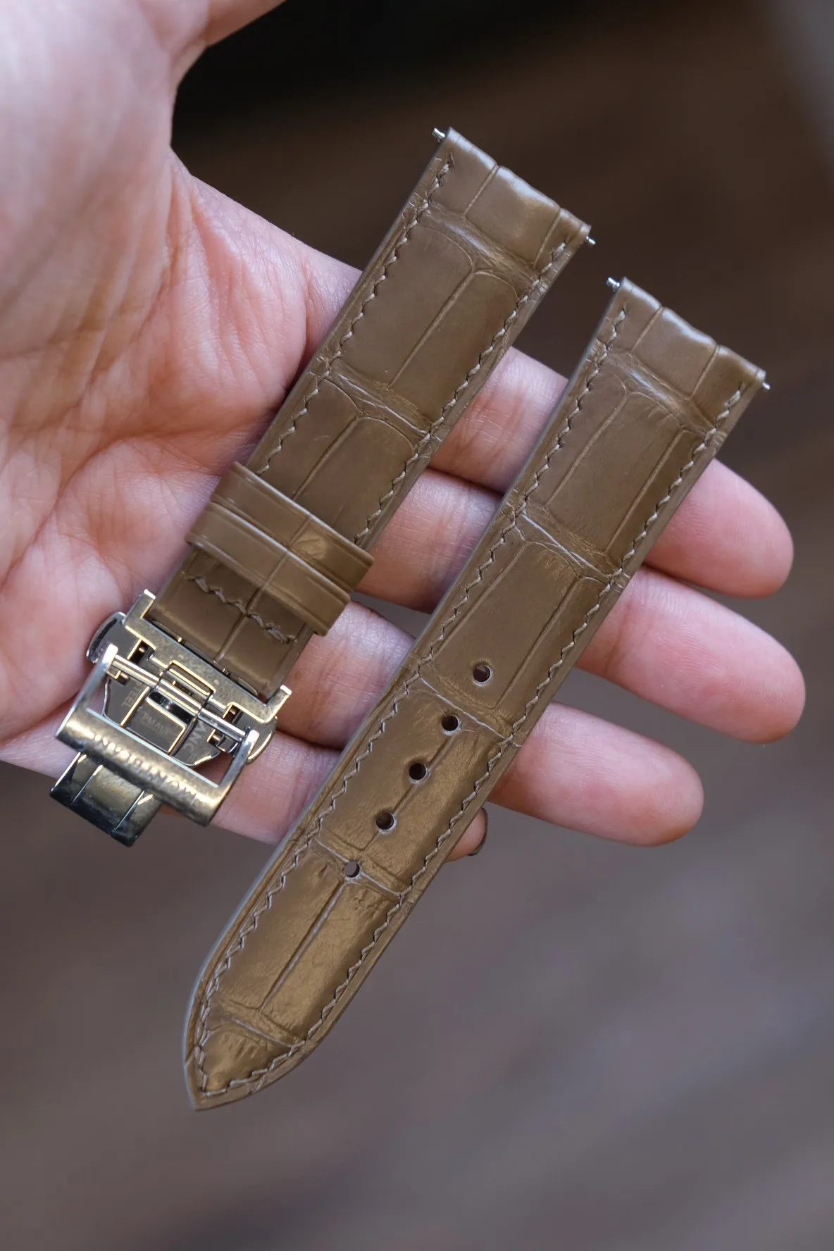 Ảnh Lifestyle Dây đồng hồ da cá sấu màu olive cho Montblanc - Koi Leather