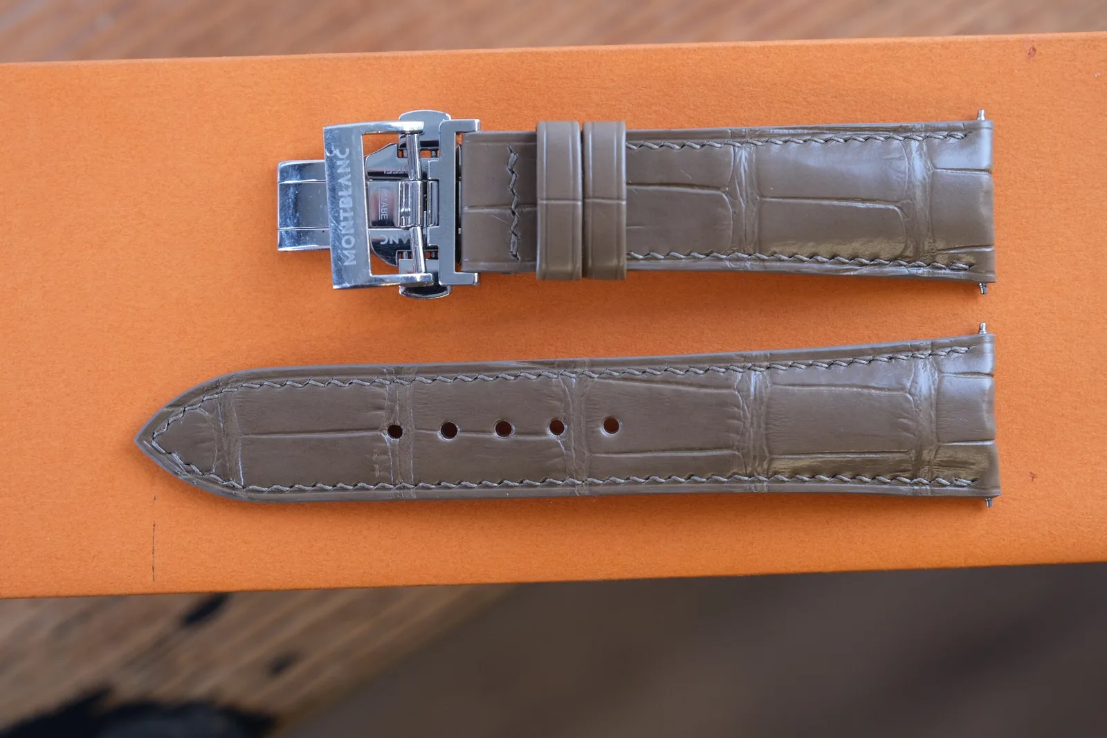 Ảnh Studio Dây đồng hồ da cá sấu màu olive cho Montblanc - Koi Leather