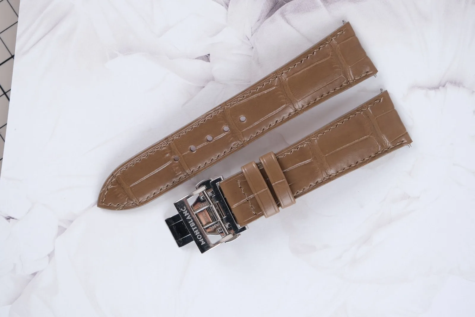 Ảnh Studio Dây đồng hồ da cá sấu màu olive cho Montblanc - Koi Leather