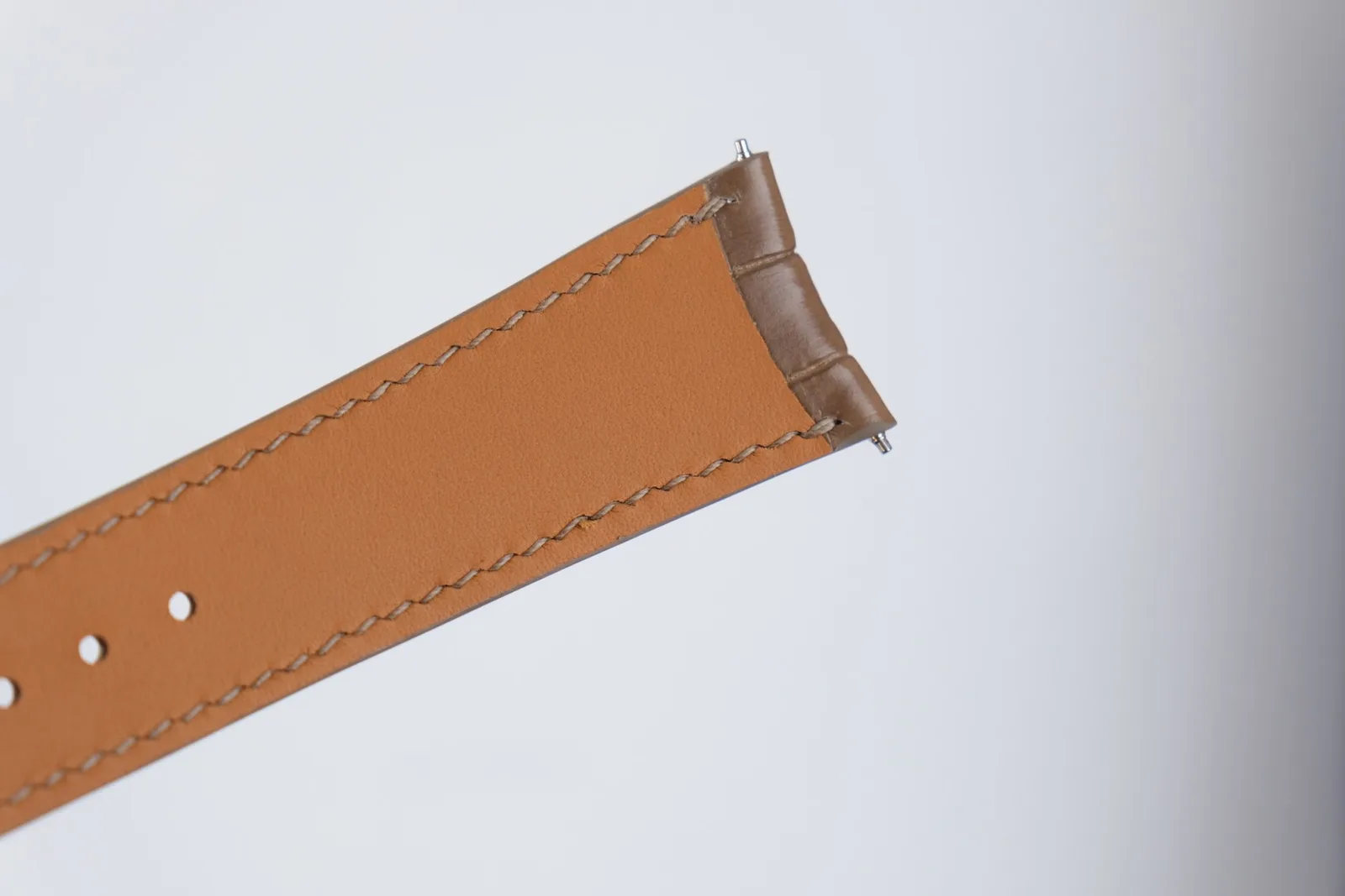 Ảnh Studio Dây đồng hồ da cá sấu màu olive cho Montblanc - Koi Leather