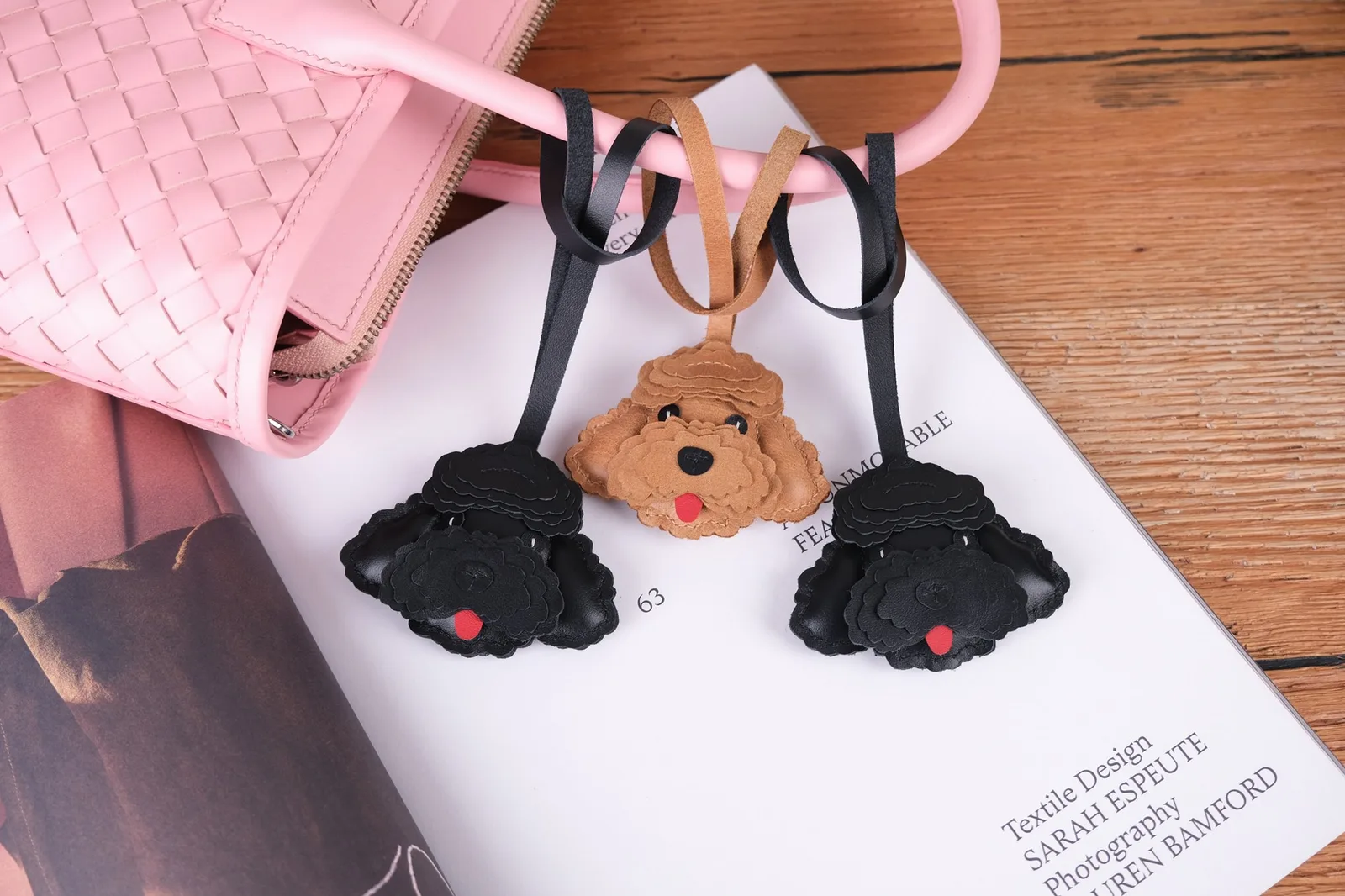 Ảnh Studio Charm đeo túi da bò hình chó Poodle - Koi Leather