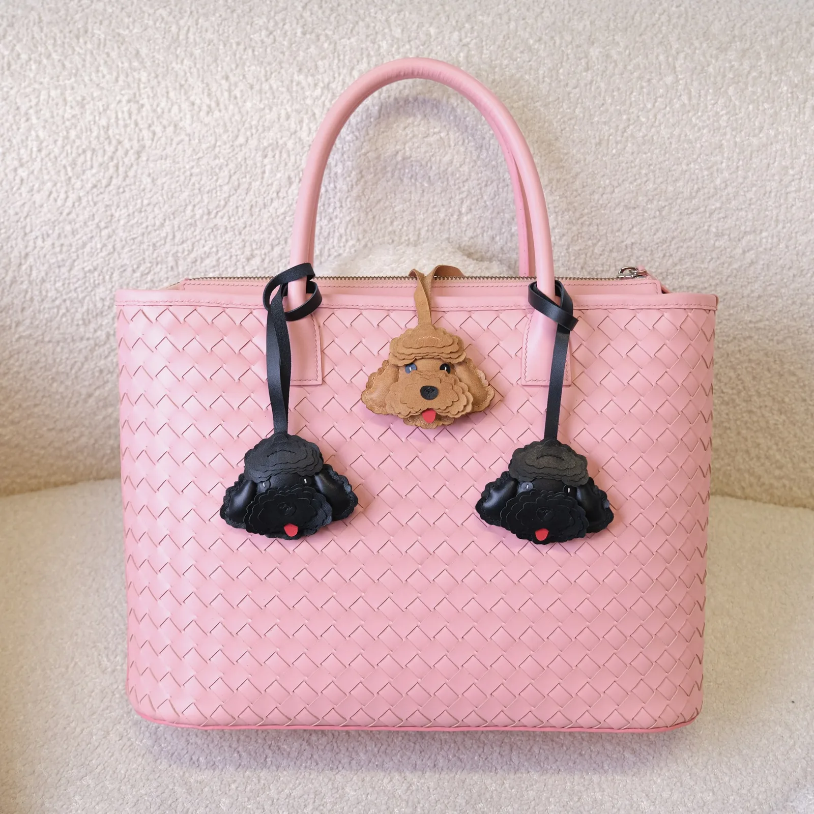 Ảnh Lifestyle Charm đeo túi da bò hình chó Poodle - Koi Leather