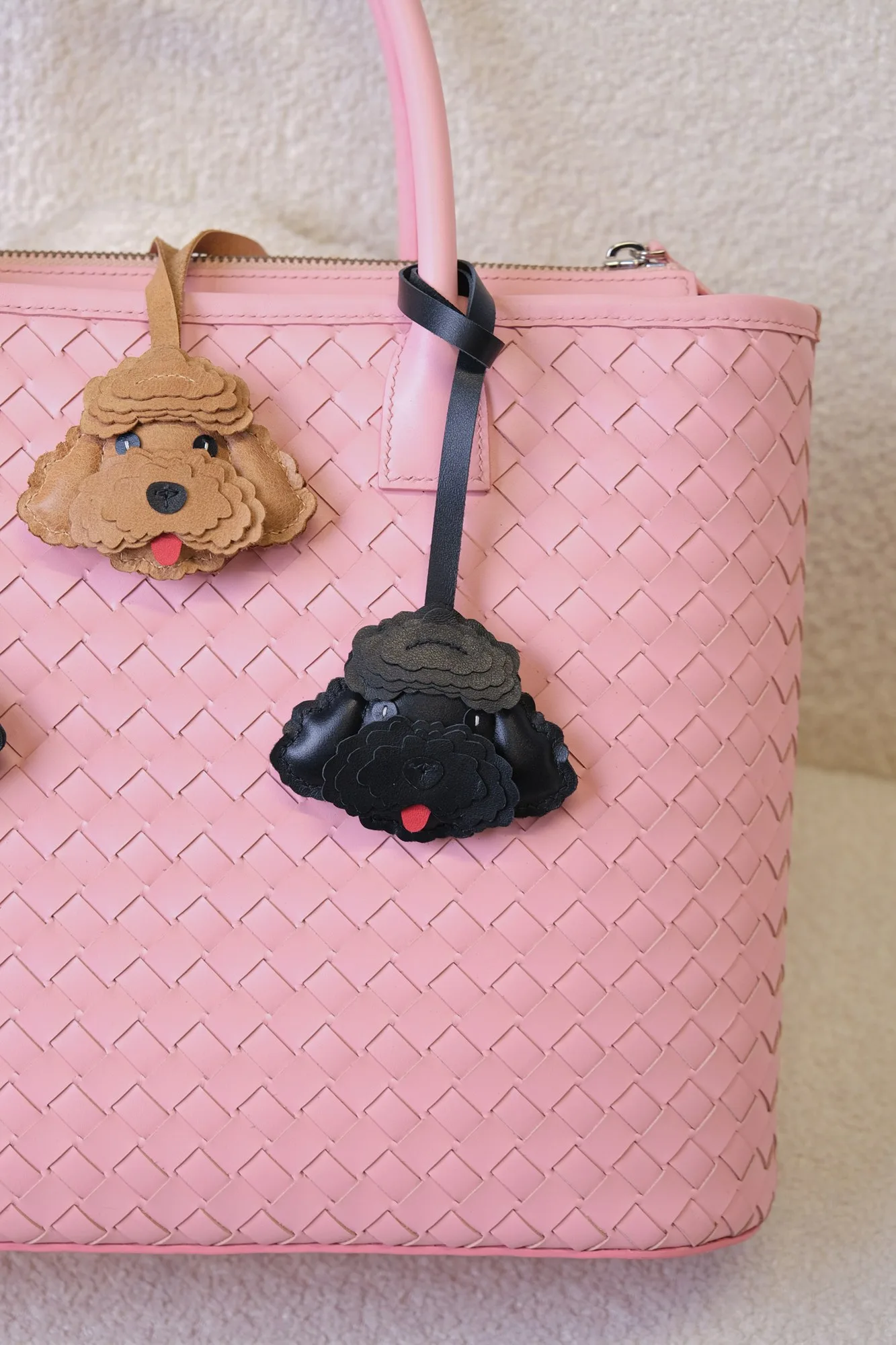 Ảnh Lifestyle Charm đeo túi da bò hình chó Poodle - Koi Leather