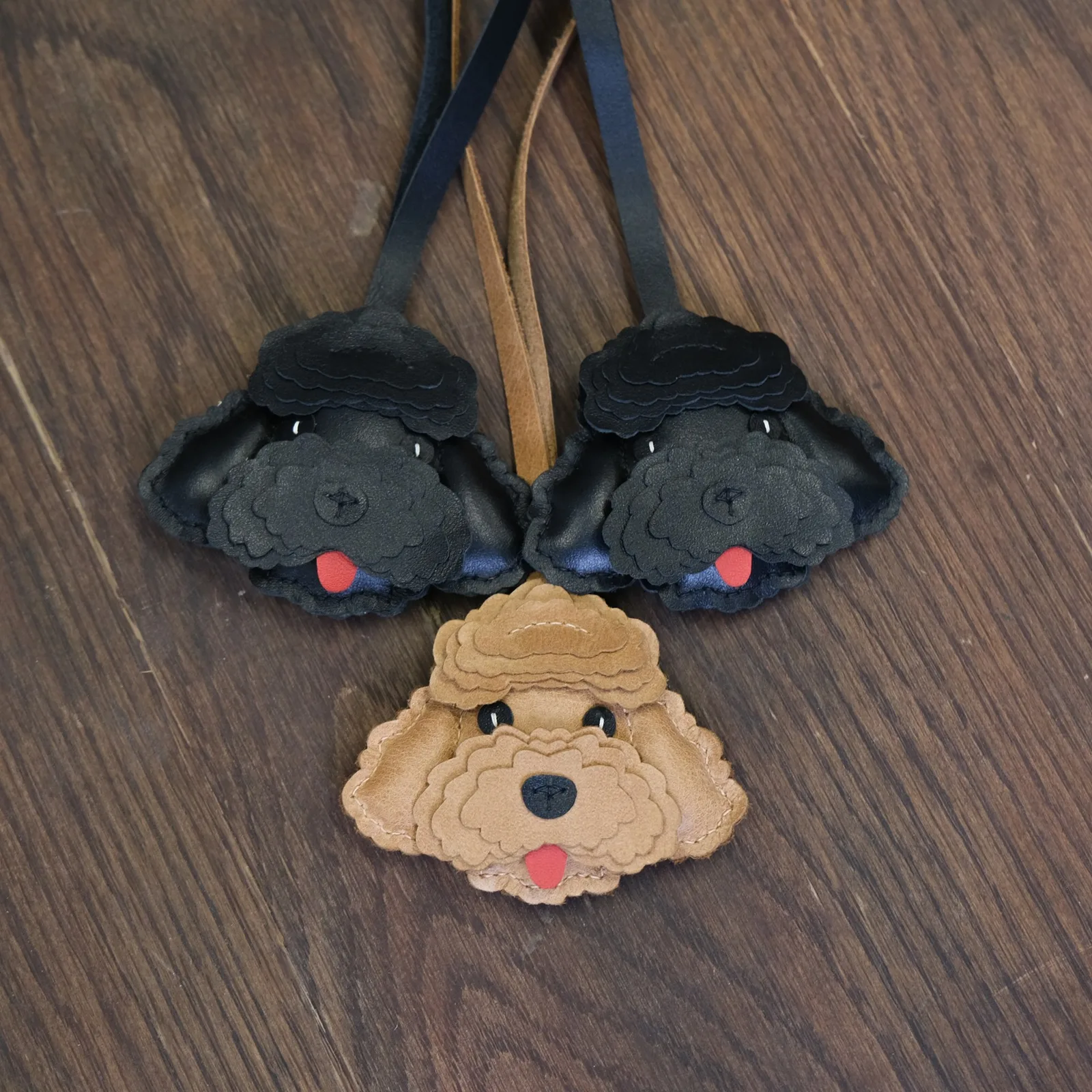 Ảnh Studio Charm đeo túi da bò hình chó Poodle - Koi Leather