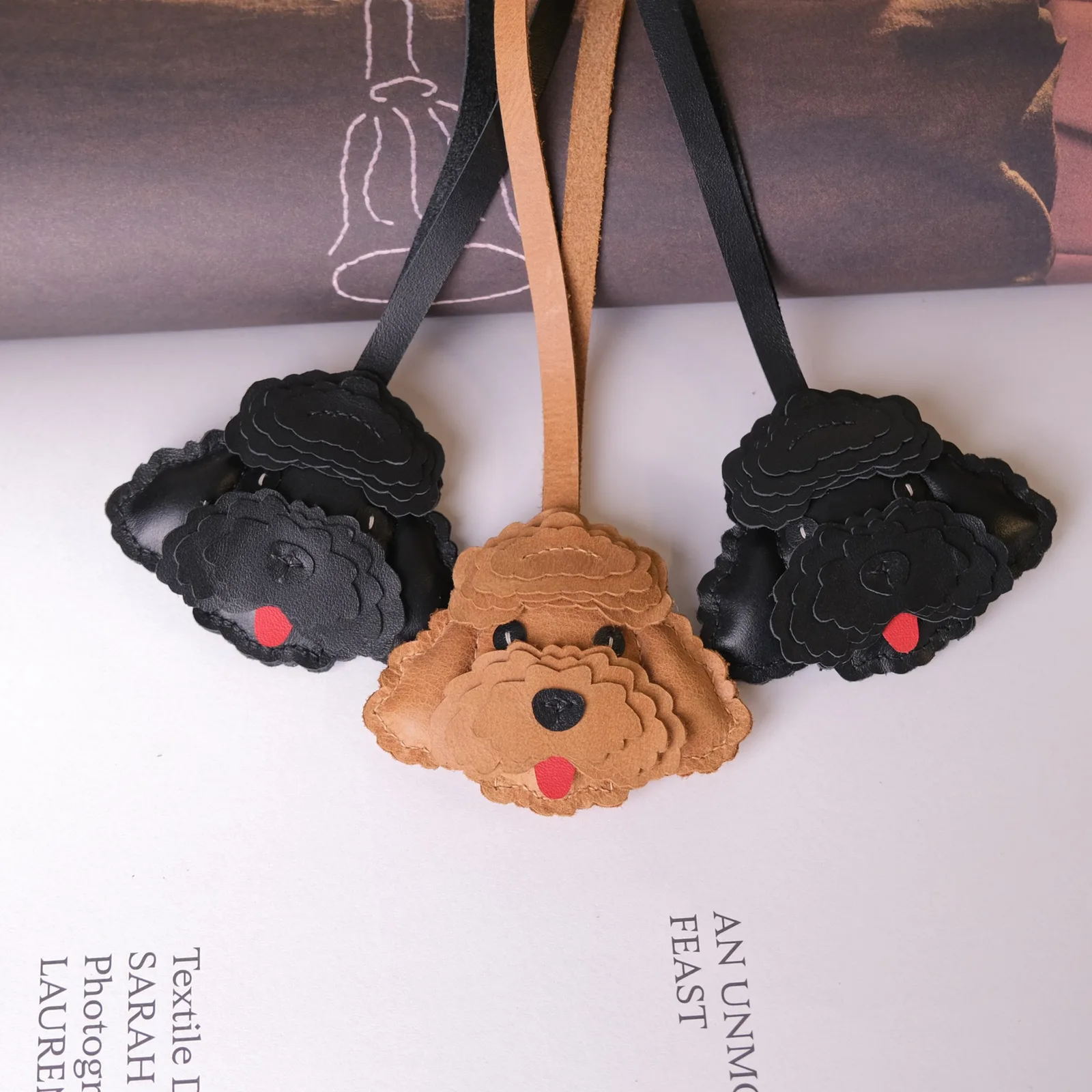 Ảnh Studio Charm đeo túi da bò hình chó Poodle - Koi Leather