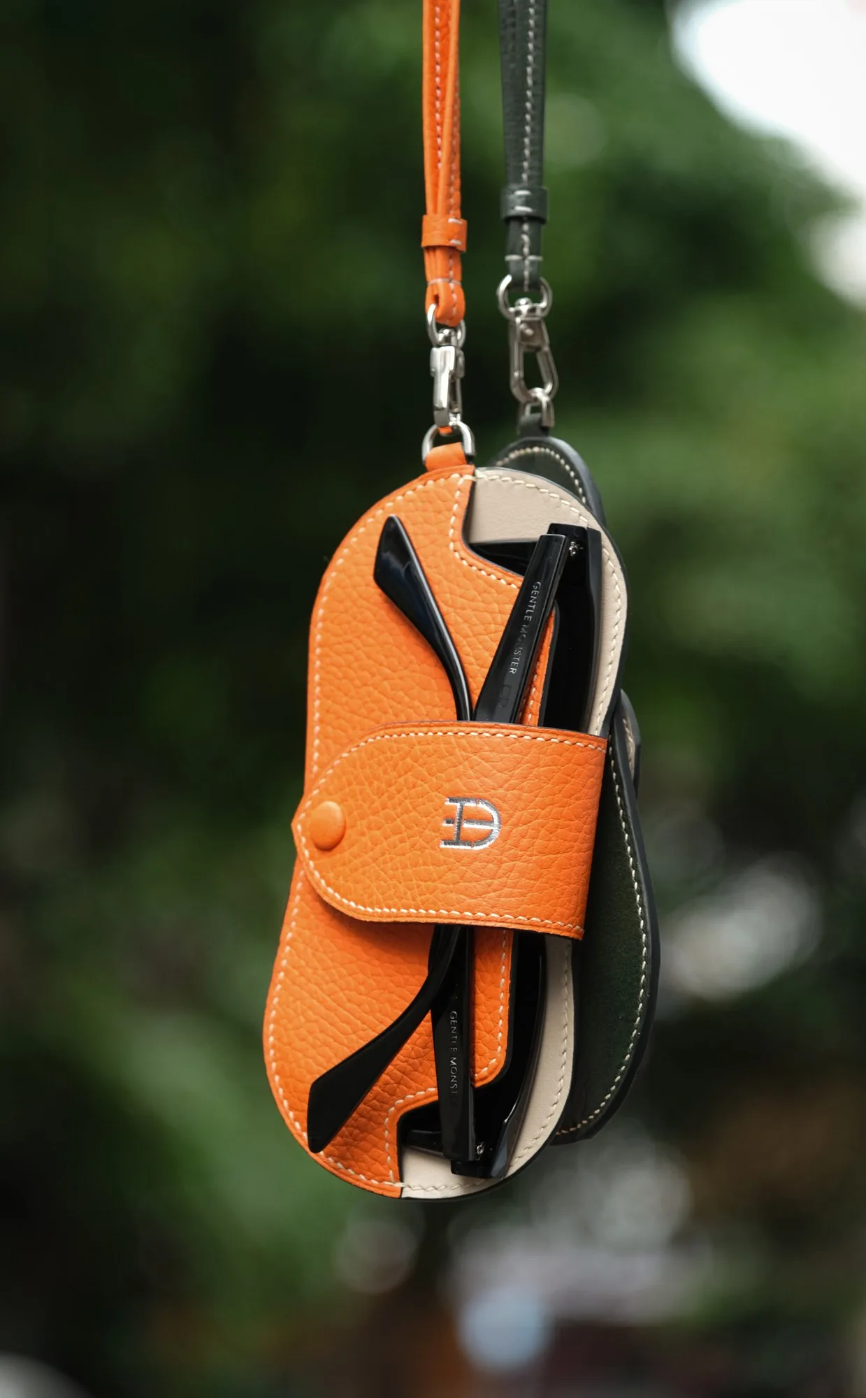 Ảnh Lifestyle Bao da đựng kính đeo cổ da bò có quai đeo - Koi Leather