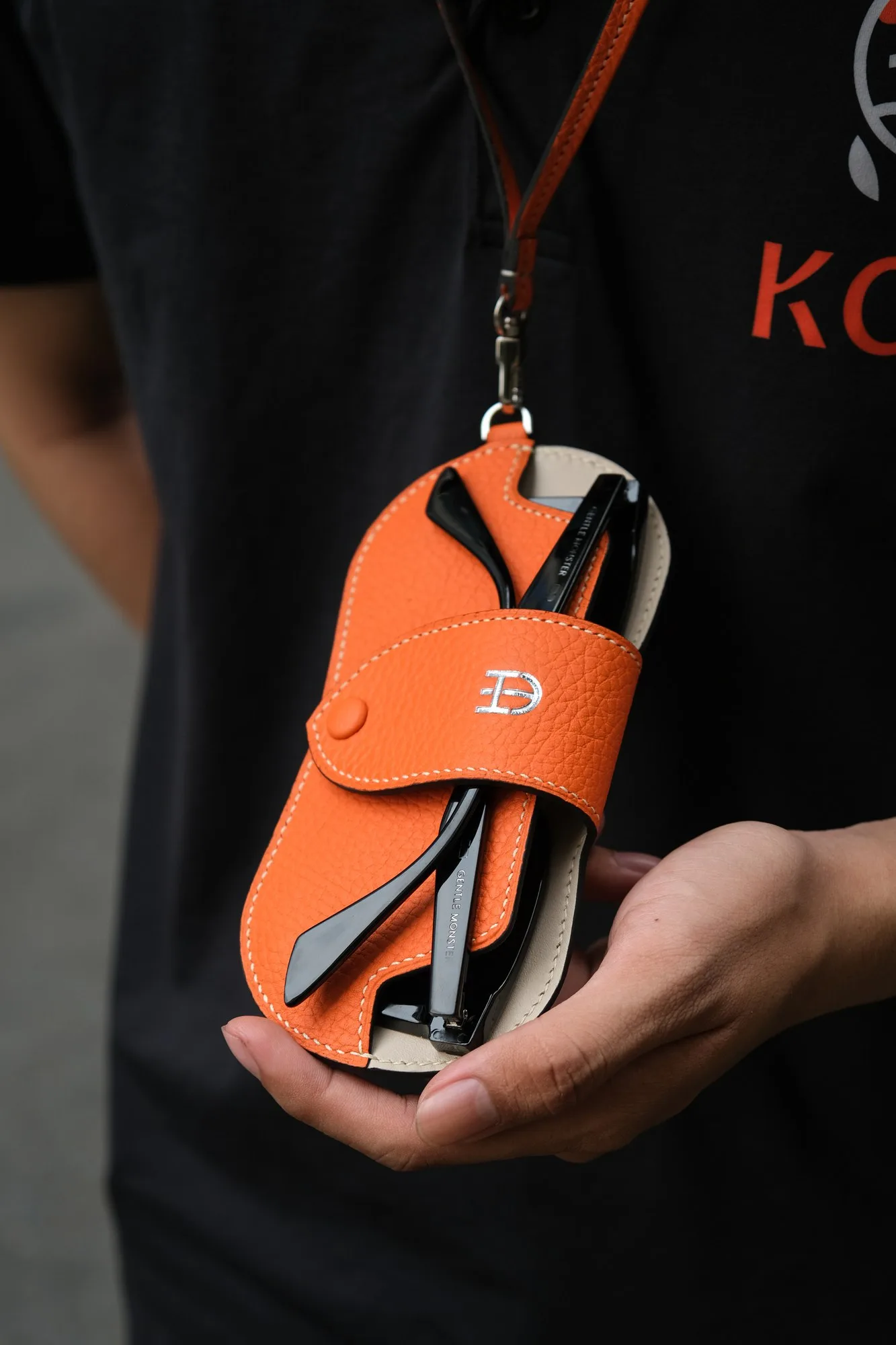Ảnh Lifestyle Bao da đựng kính đeo cổ da bò có quai đeo - Koi Leather