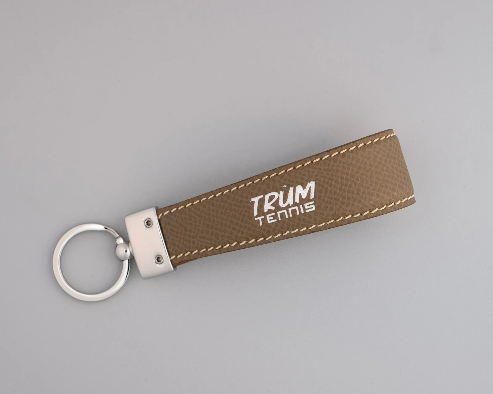 Ảnh Studio Móc chìa khóa da Epsom quai gập màu xám taupe - Koi Leather