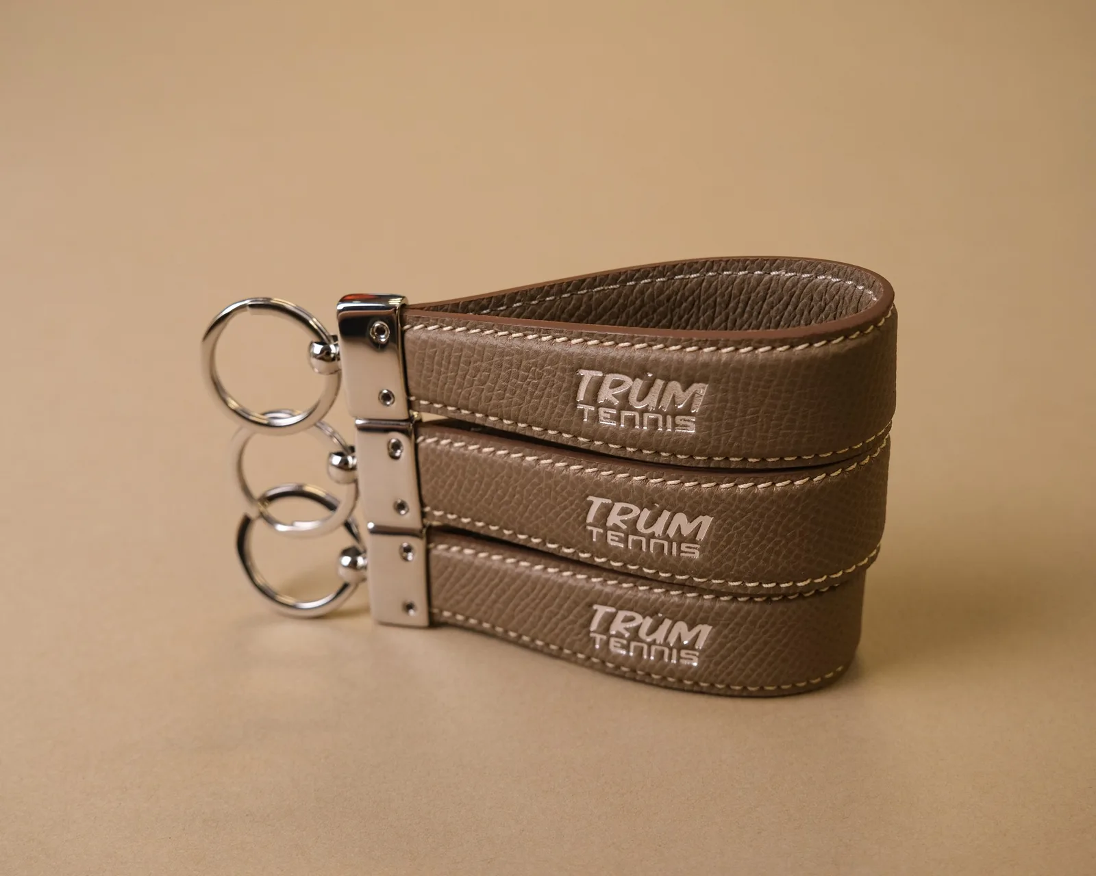 Ảnh Studio Móc chìa khóa da Epsom quai gập màu xám taupe - Koi Leather