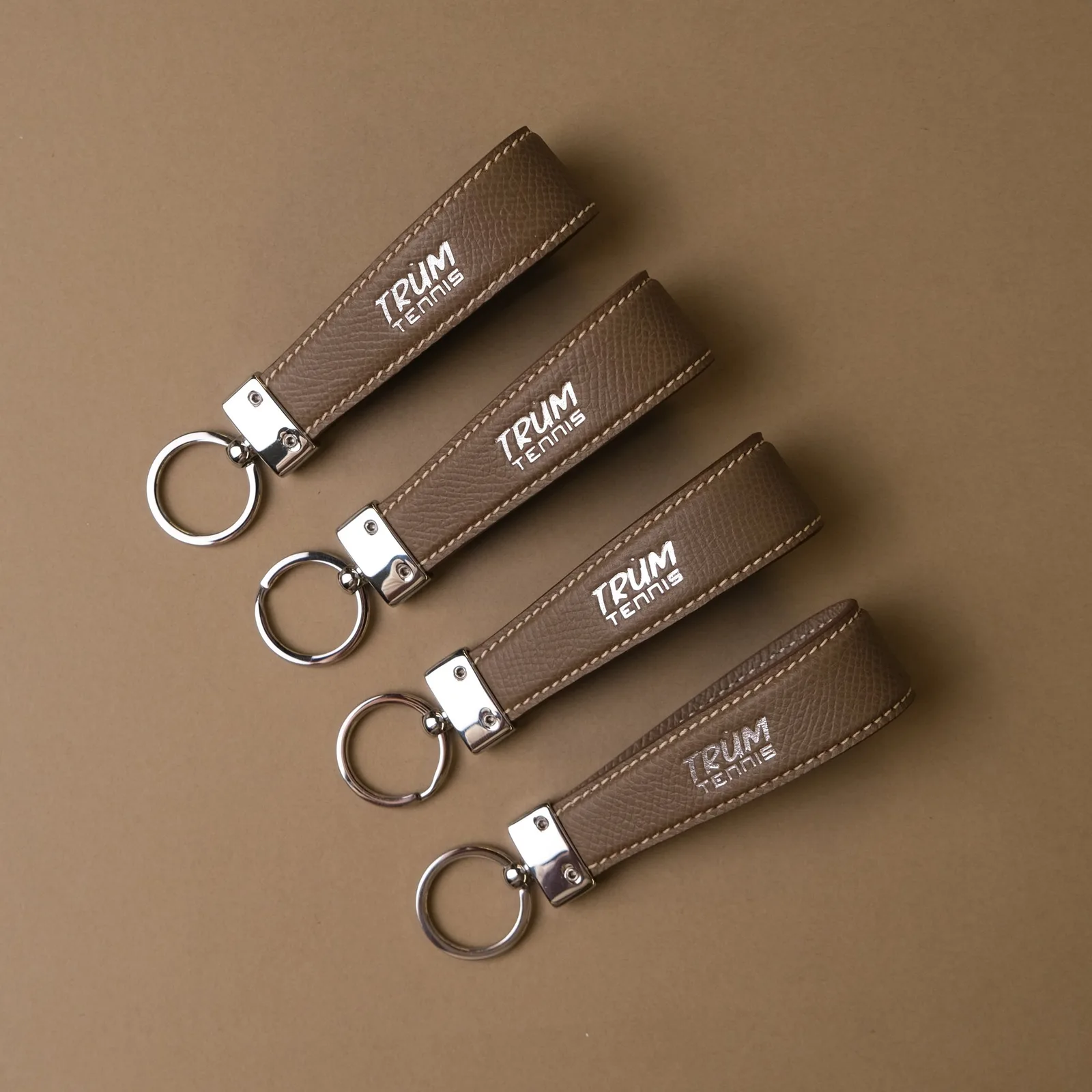 Ảnh Studio Móc chìa khóa da Epsom quai gập màu xám taupe - Koi Leather